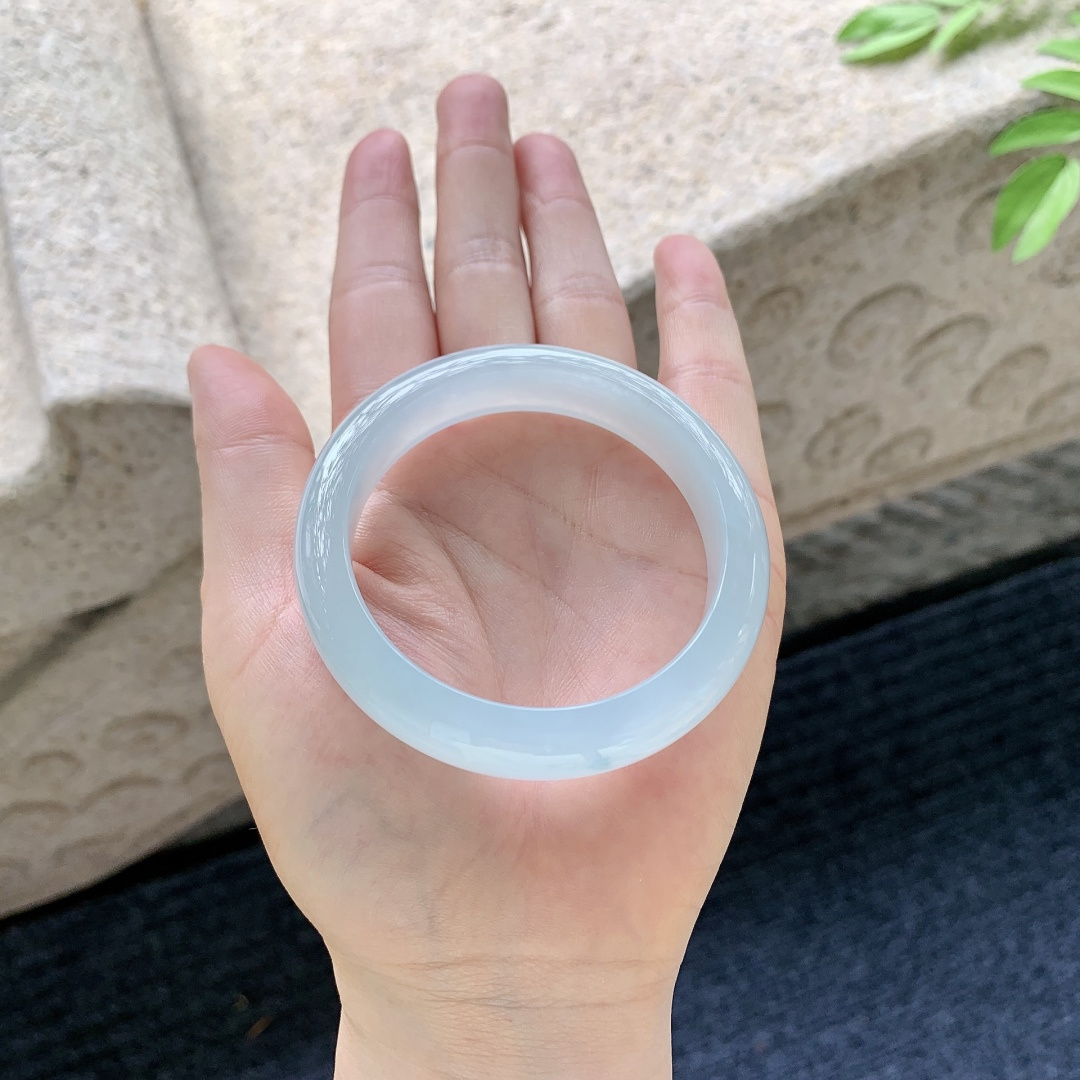 正圈51 52 圈口52/12/7.6 编码H7051327 描述糯冰底色，水润，种老，细腻，打灯有