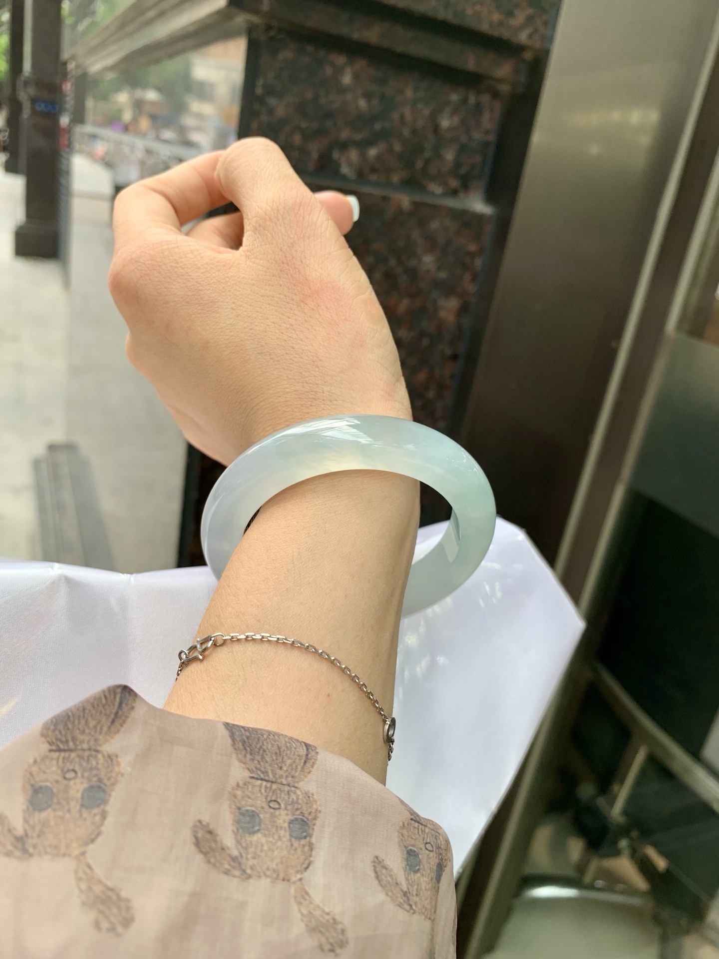 冰晴正圈 53.3-9.2-12 0512-563-10053 打灯细纹，底妆冰透胶润，清爽耐看的均匀晴底，夏季美好的冰凉感，时而晴而晴蓝，随光线变化如梦如幻
