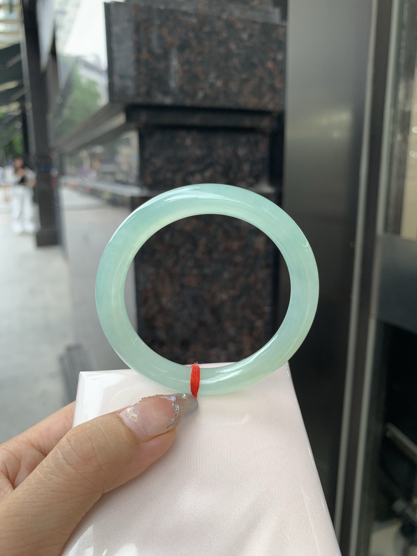 冰晴绿美人条 52-8.2-8.7 0512-N703 打灯棉絮，底妆冰润，满圈淡雅晴绿，像初春嫩芽落入清泉，均匀柔和，抬眼就是一片宁静感
