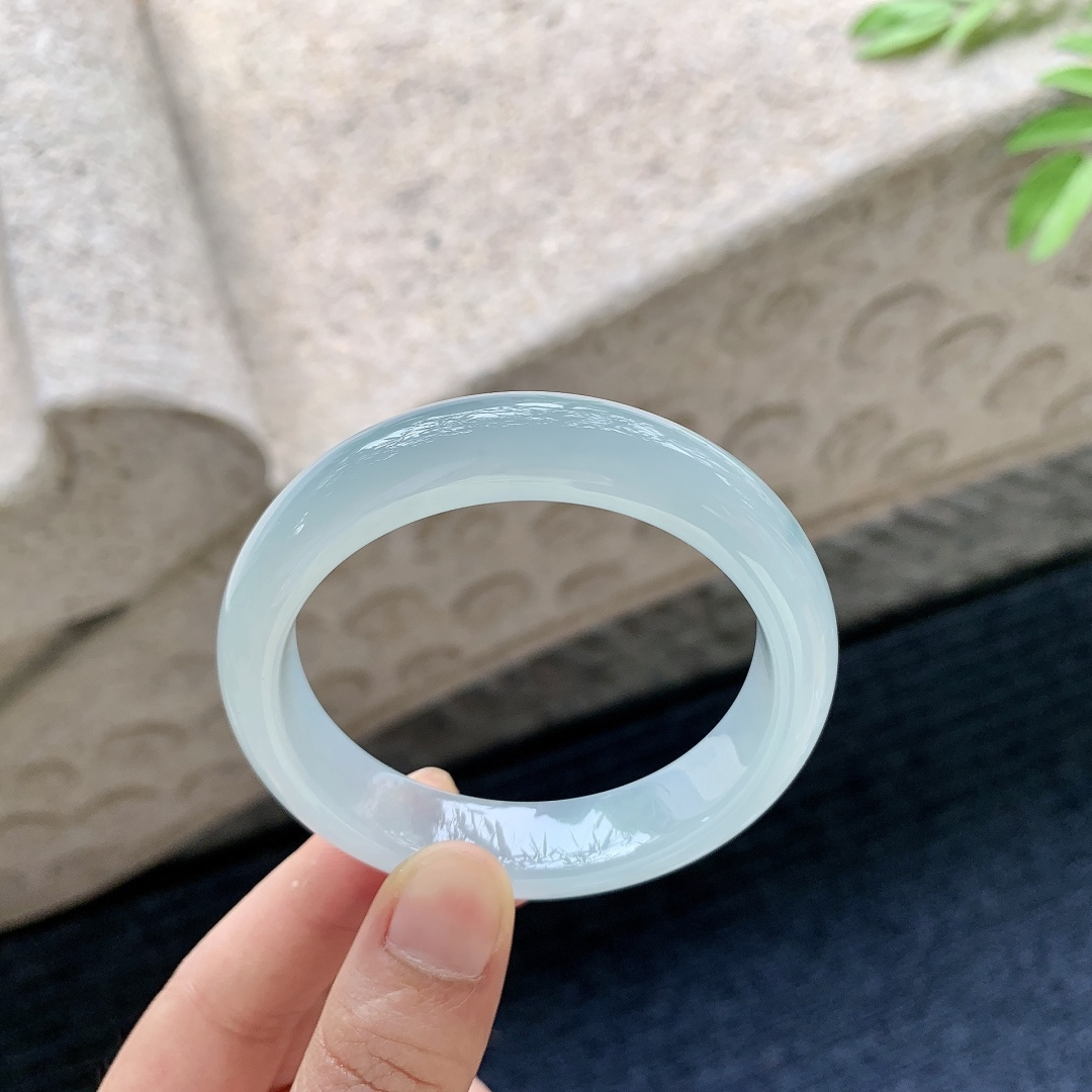 正圈51 52 圈口52/12/7.6 编码H7051327 描述糯冰底色，水润，种老，细腻，打灯有絮线
