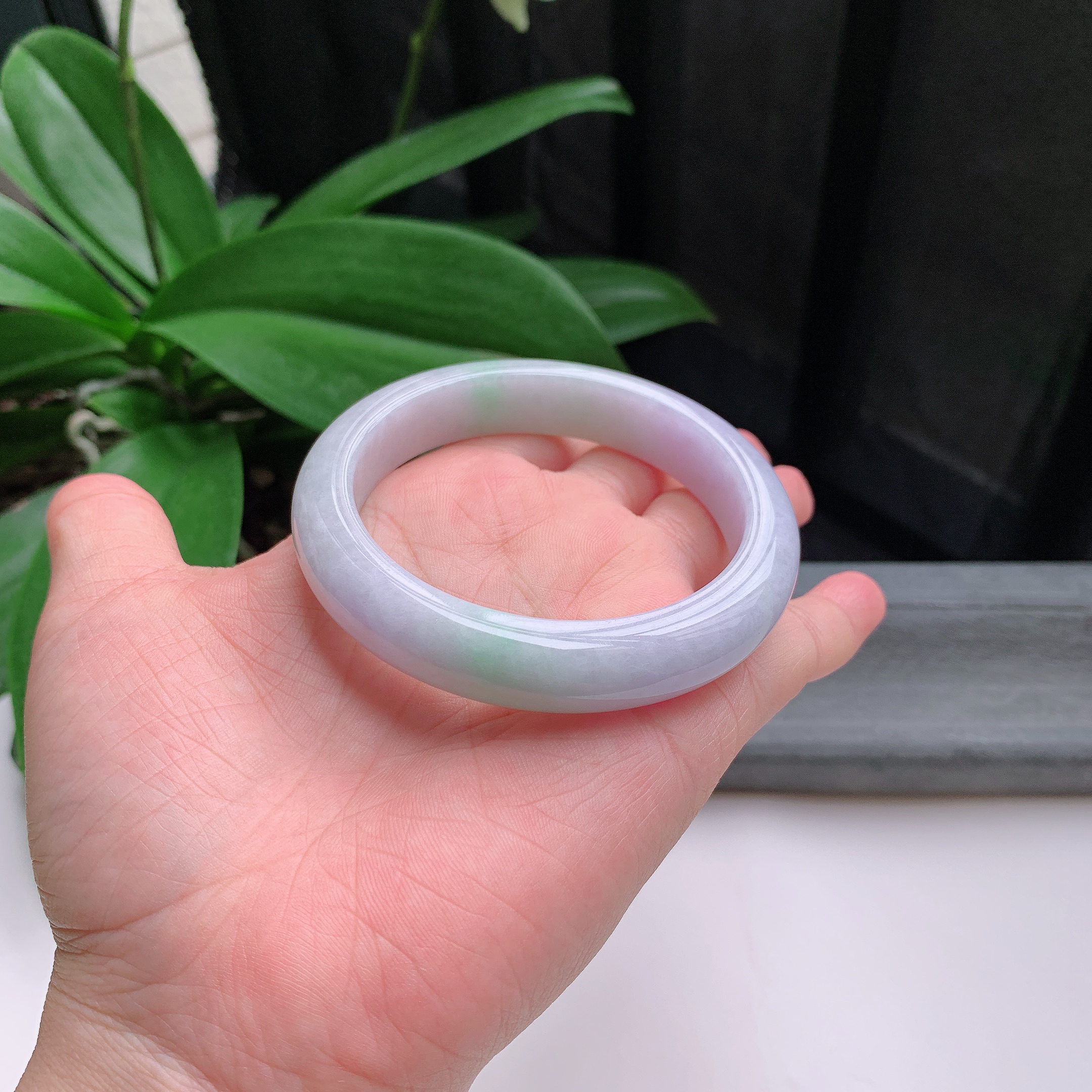 正圈58圈口，天然A货翡翠冰糯种水润春彩飘绿玉手镯，水润秀丽，飘花灵动，种水十足，视觉甜美可人，恰到好处的美，十分高雅耐看，条形优美，上手优雅大方。67.22
