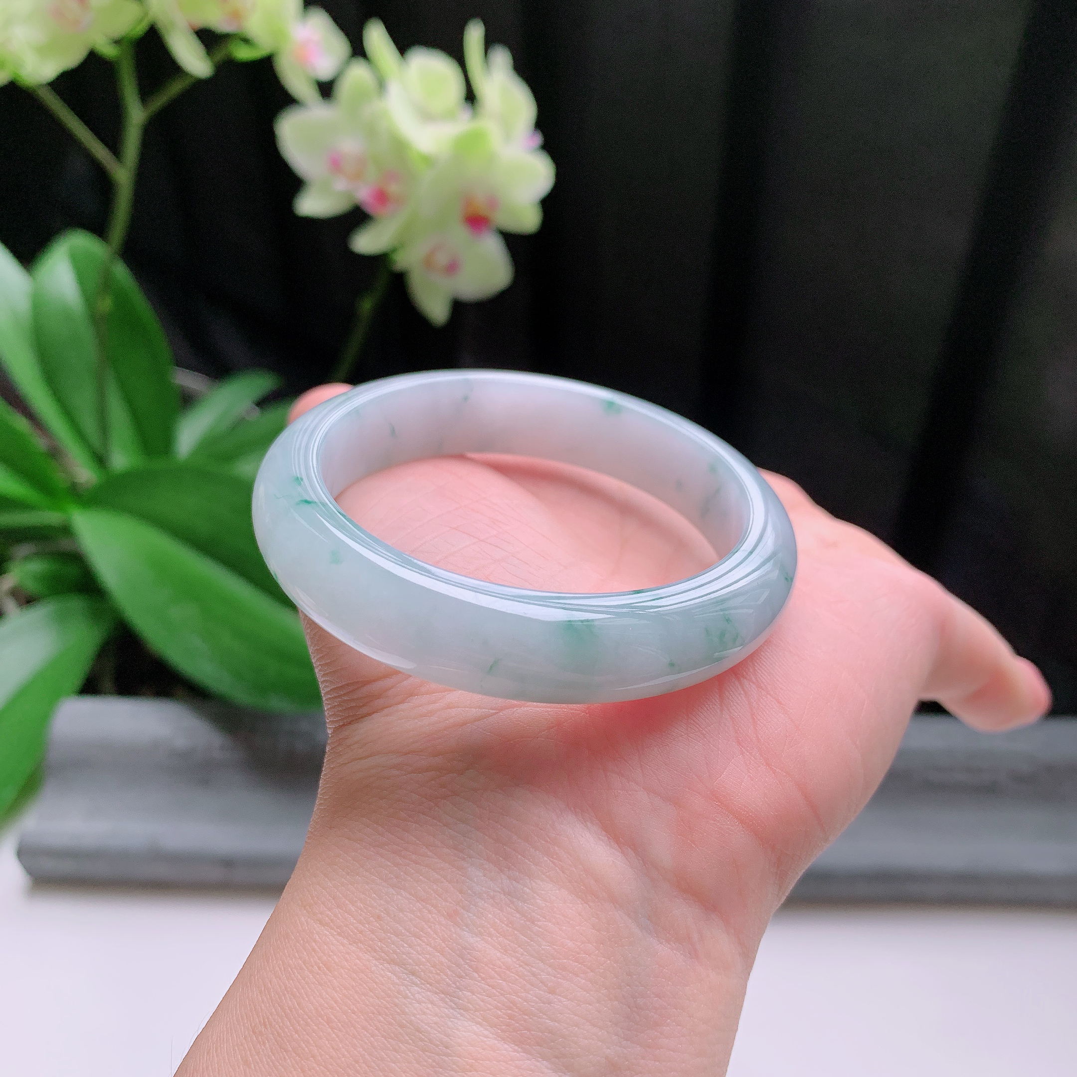 正圈52小圈口，天然A货翡翠冰糯种水润老种起胶飘绿玉手镯，水润秀丽，飘花灵动，种水十足，视觉甜美可