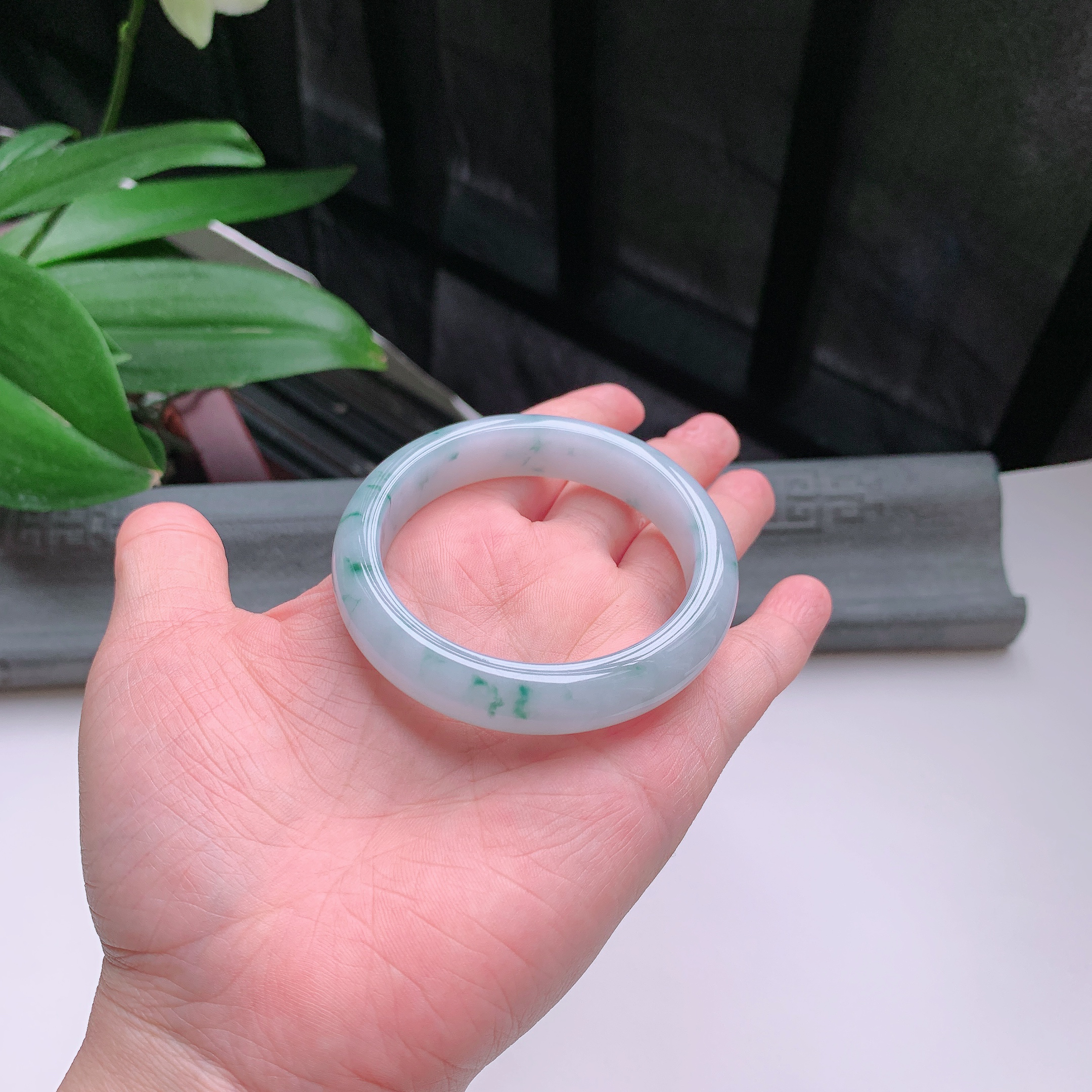 正圈52小圈口，天然A货翡翠冰糯种水润老种起胶飘绿玉手镯，水润秀丽，飘花灵动，种水十足，视觉甜美可人，恰到好处的美，十分高雅耐看，条形优美，上手优雅大方。50.86