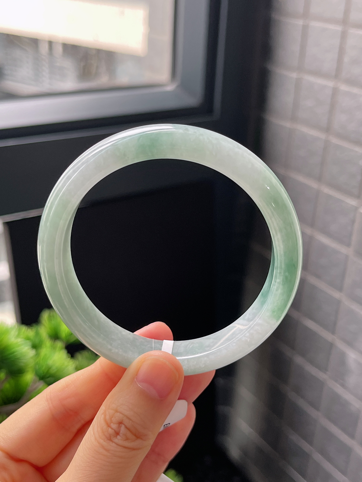 正圈57.9圈口，翡翠糯化种浅绿色手镯