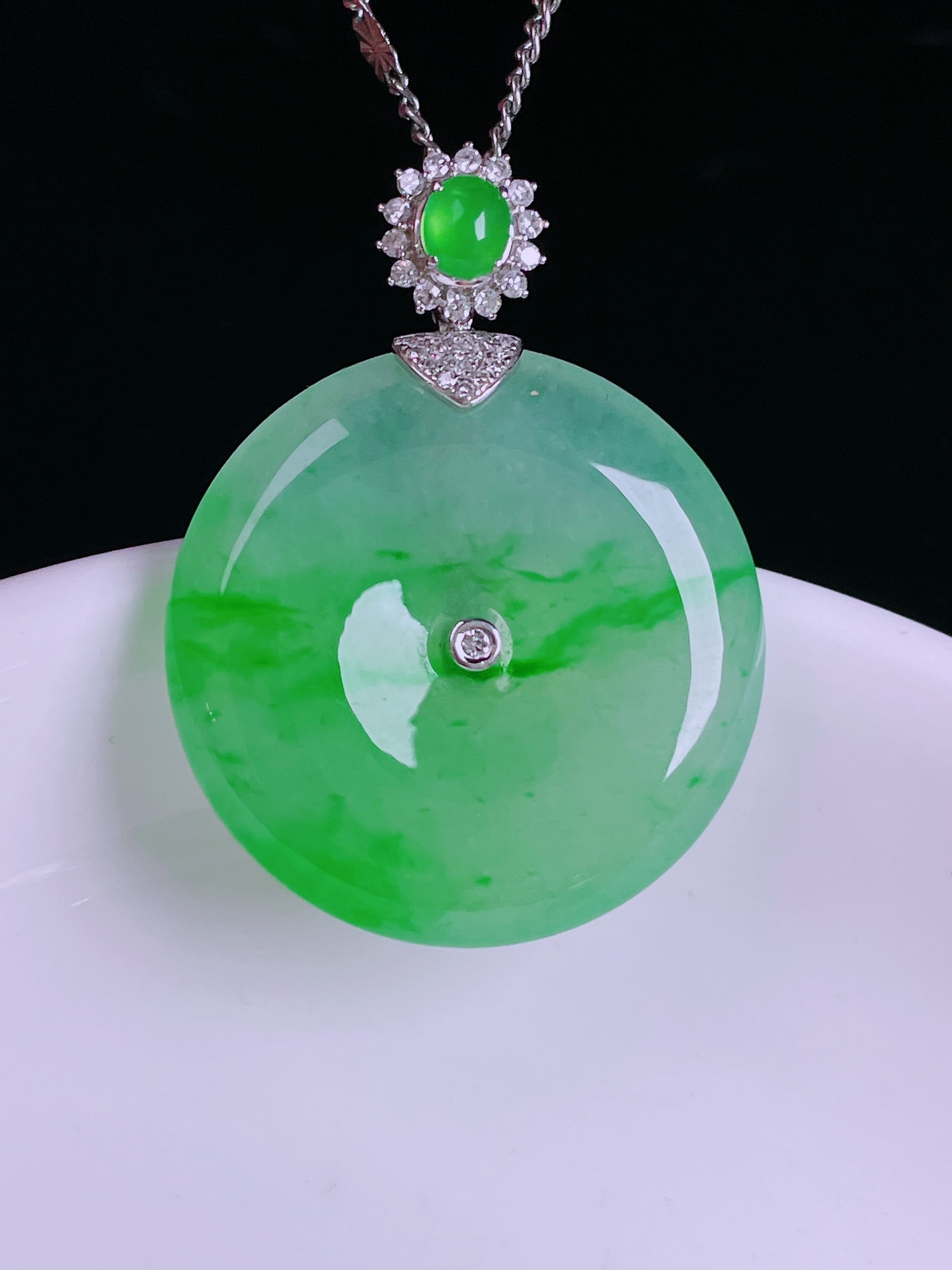 ️飘绿平安扣，老种起光，细底通透，尺寸：32.8/25/4.7mm0512