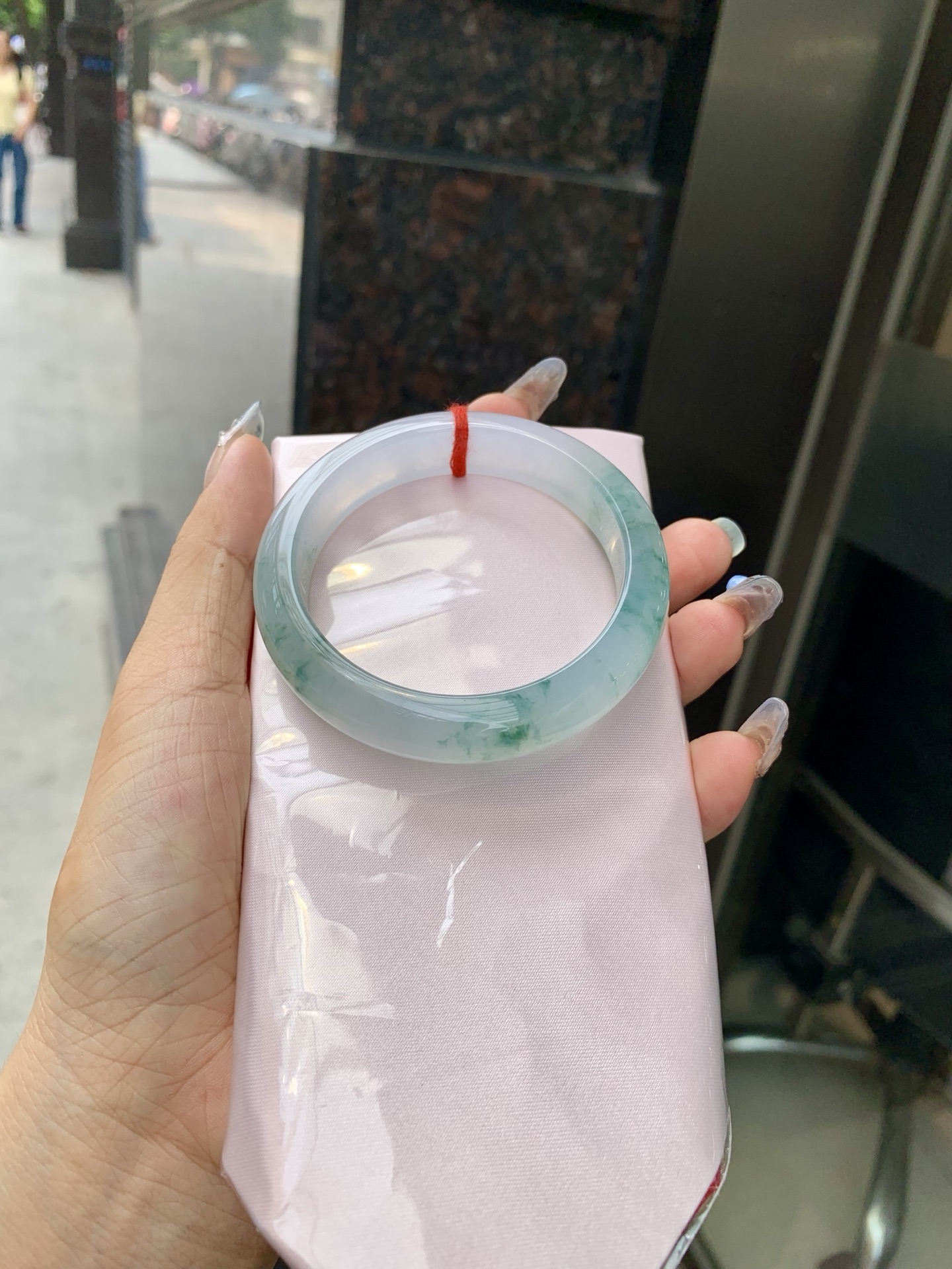 飘花正圈 55-8-12.4 0512-26856 打灯棉絮，底妆冰透起光，蓝花灵动飘逸，勾勒出一幅唯美诗意的山水意境画，古典优雅又秀气