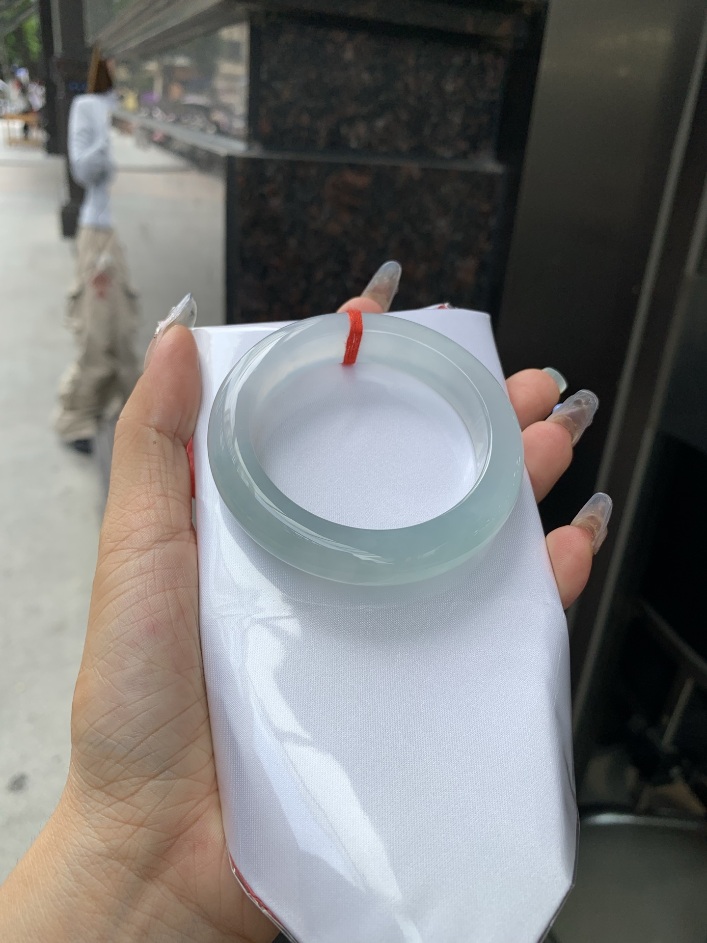 冰晴正圈 53.3-9.2-12 0512-563-10053 打灯细纹，底妆冰透胶润，清爽耐看的均匀晴底，夏季美好的冰凉感，时而晴而晴蓝，随光线变化如梦如幻