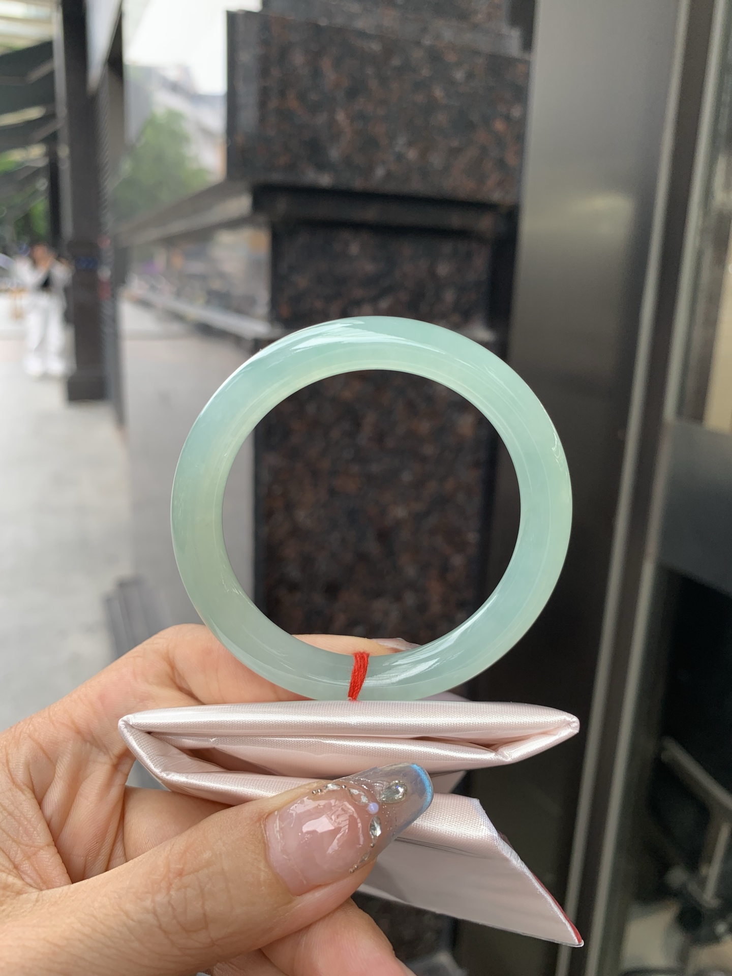 冰晴绿美人条 52-8.2-8.7 0512-N703 打灯棉絮，底妆冰润，满圈淡雅晴绿，像初春嫩芽