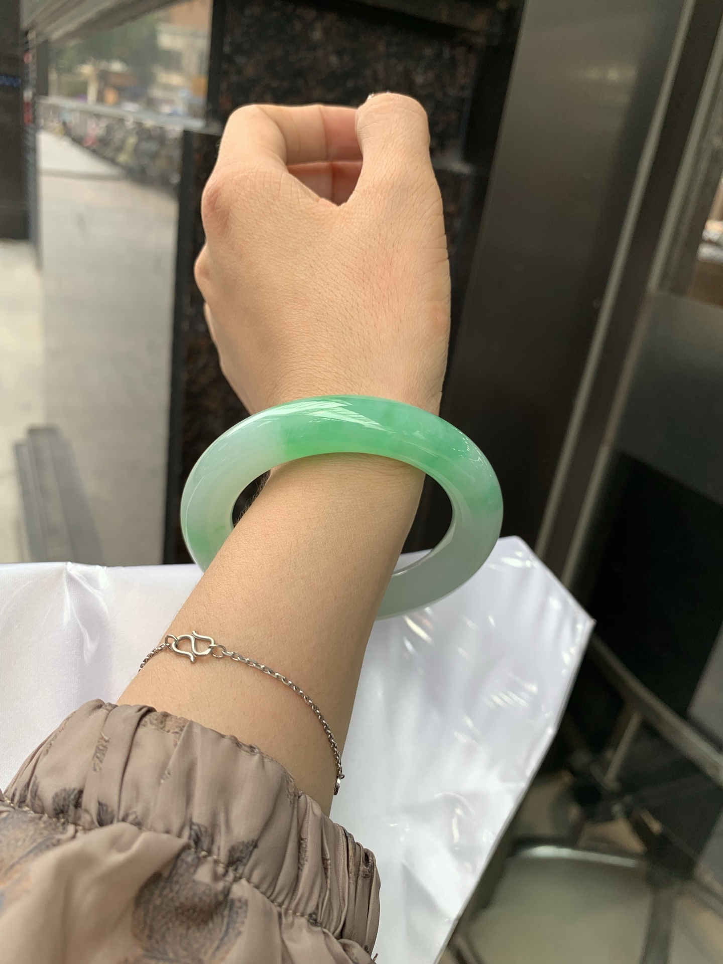 白底青阳绿圆条 53-11.3-11.5 0512-563-9963 打灯细纹，半圈阳绿花点缀腕间风华，干净纯净的底色上，一抹翠色肆意流淌，宛如春日里的繁华盛景