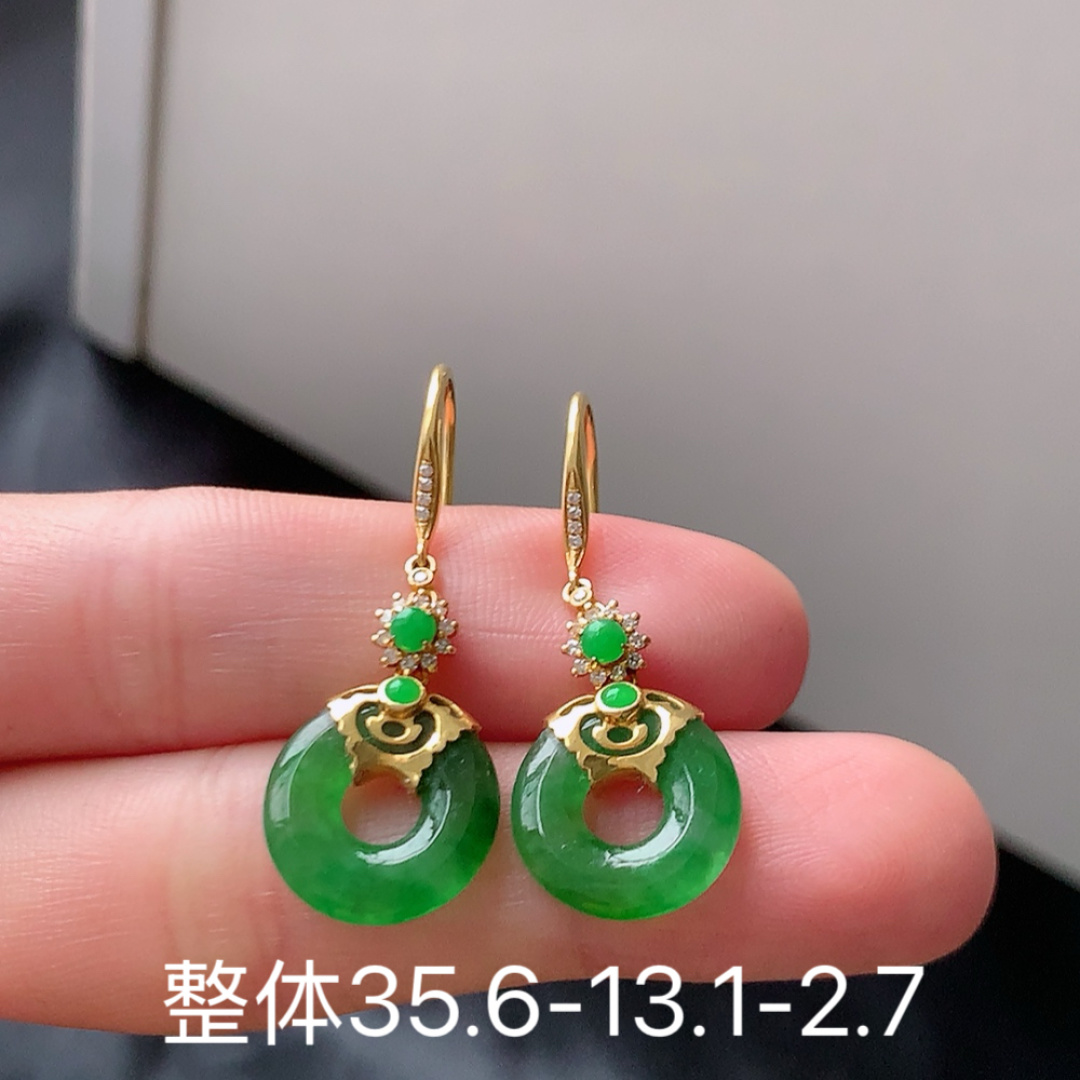 ️冰飘绿甜甜圈耳坠 翠色明媚，底子细腻莹润，佩戴简单大方货号16510，35.6-13.1-2.7