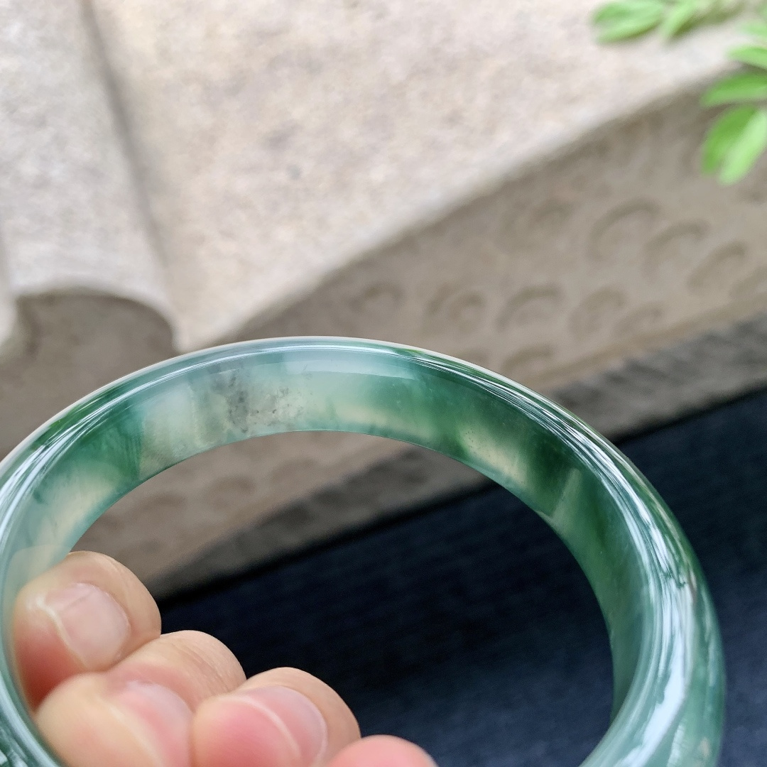 正圈56 57 【圈口】57/12.6/8 【编码】HD051331 【描述】冰糯飘花，水润，种老，细腻，打灯有纹线