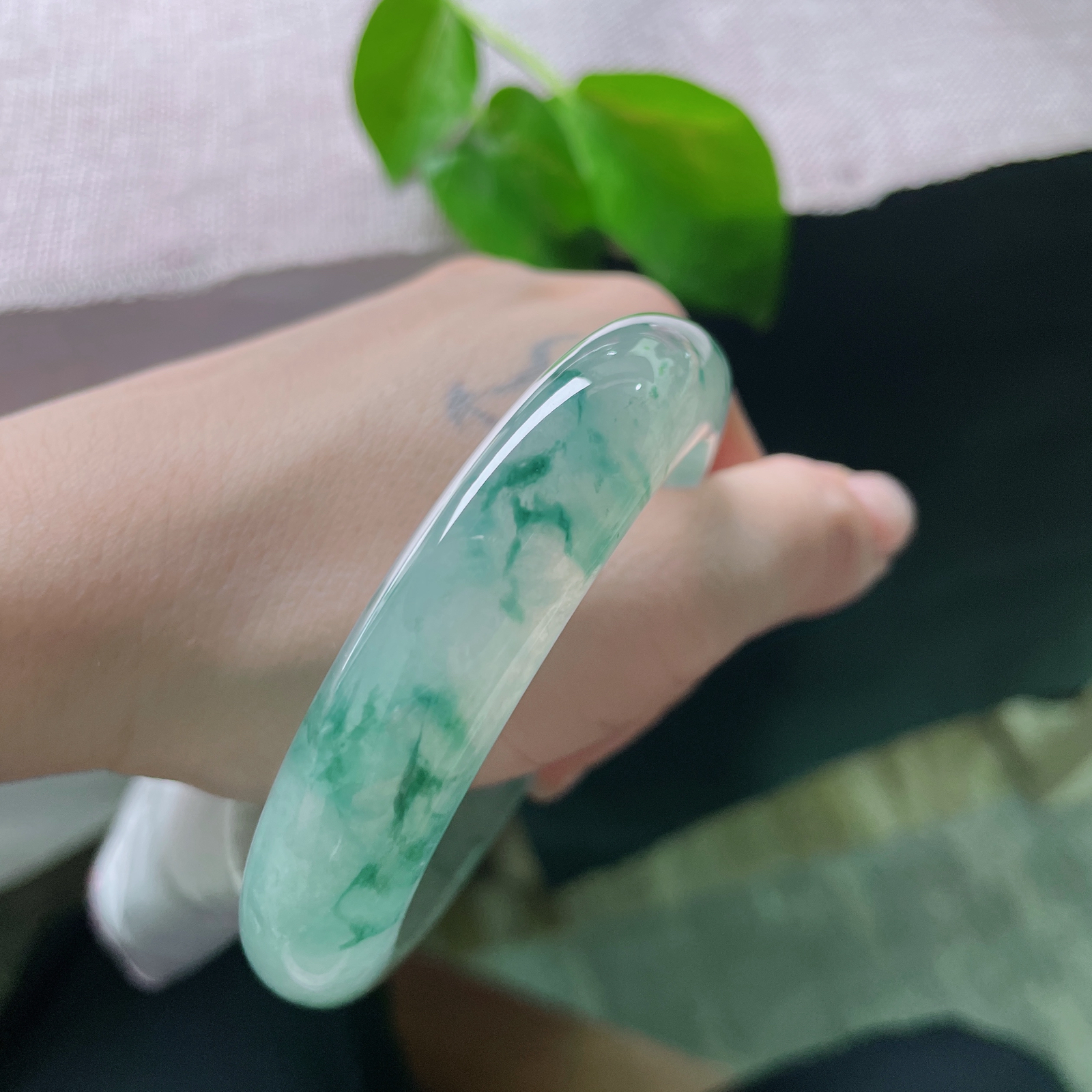 57.2/13.4/9.4，冰飘花正圈，冰底凝清露，飘花落云烟，花色随性，清冷又自由，ss52935a..