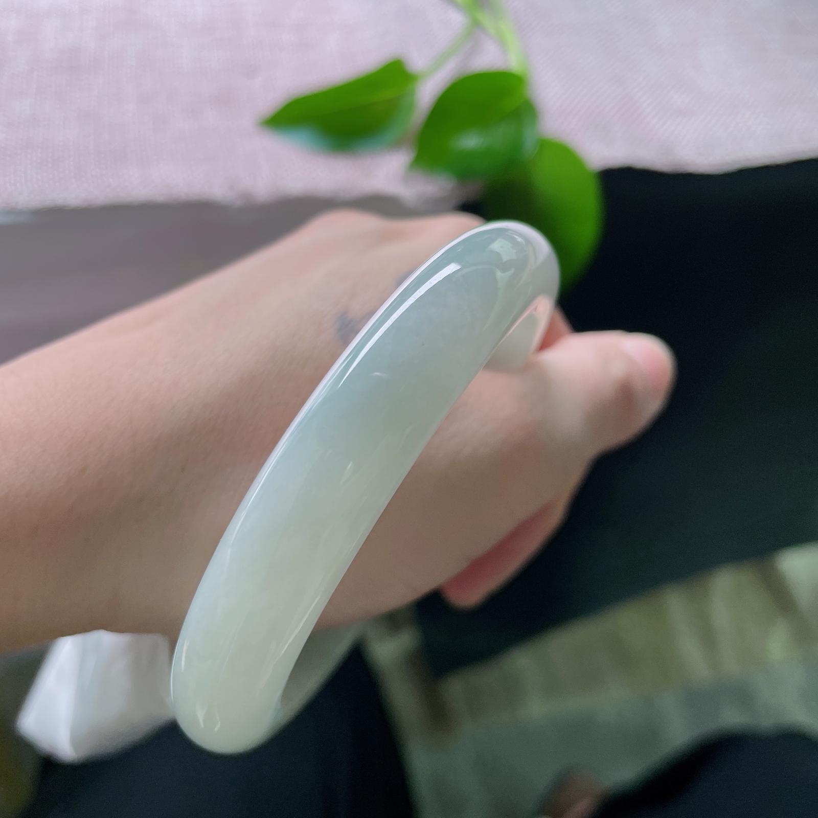 59.5/12.1/8.6，淡绿底正圈，大圈口，佩戴温柔，百搭不挑人，皮纹ss52704a