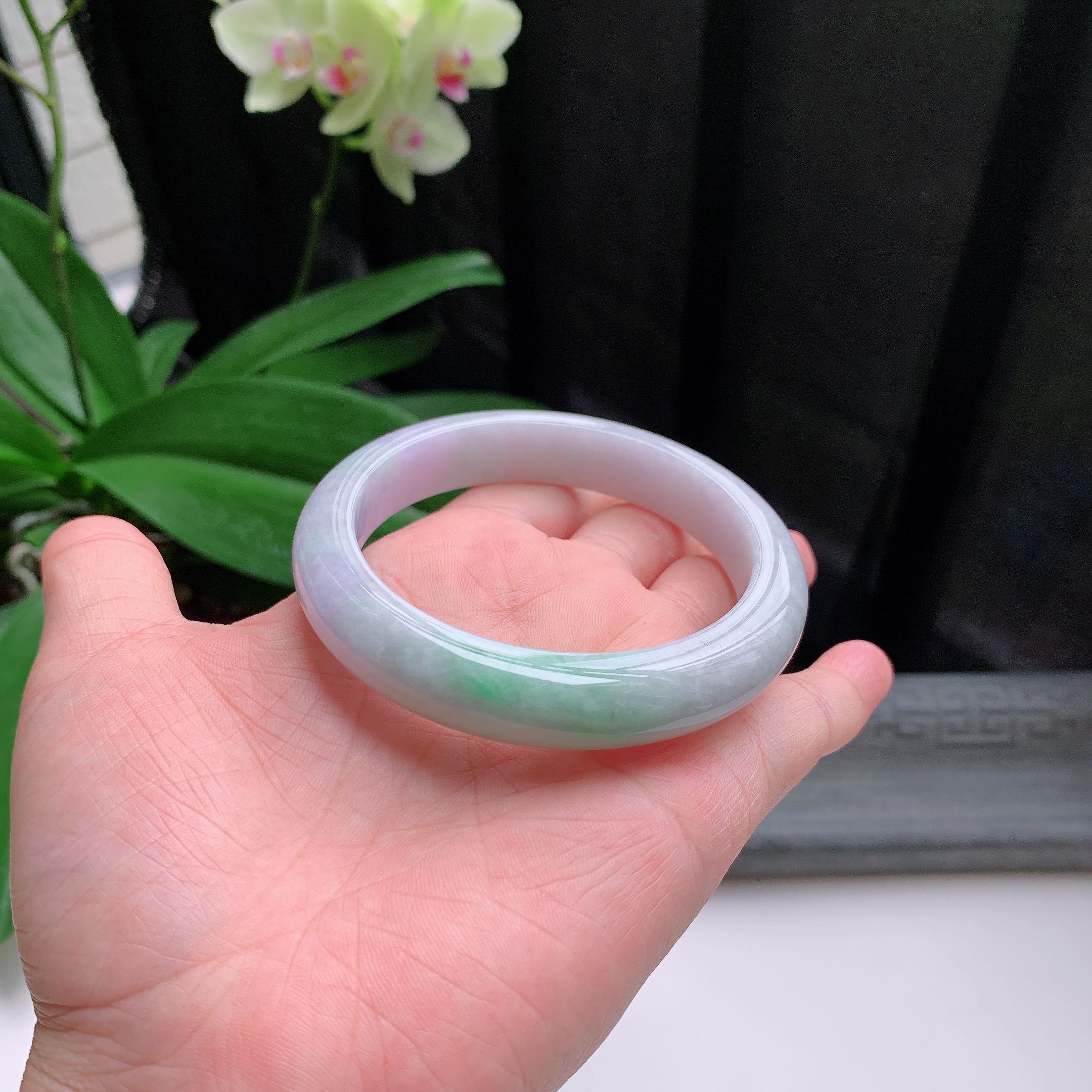 正圈60圈口，天然A货翡翠冰糯种水润春彩飘绿玉手镯，水润秀丽，飘花灵动，种水十足，视觉甜美可人，恰到好处的美，十分高雅耐看，条形优美，上手优雅大方。70.08