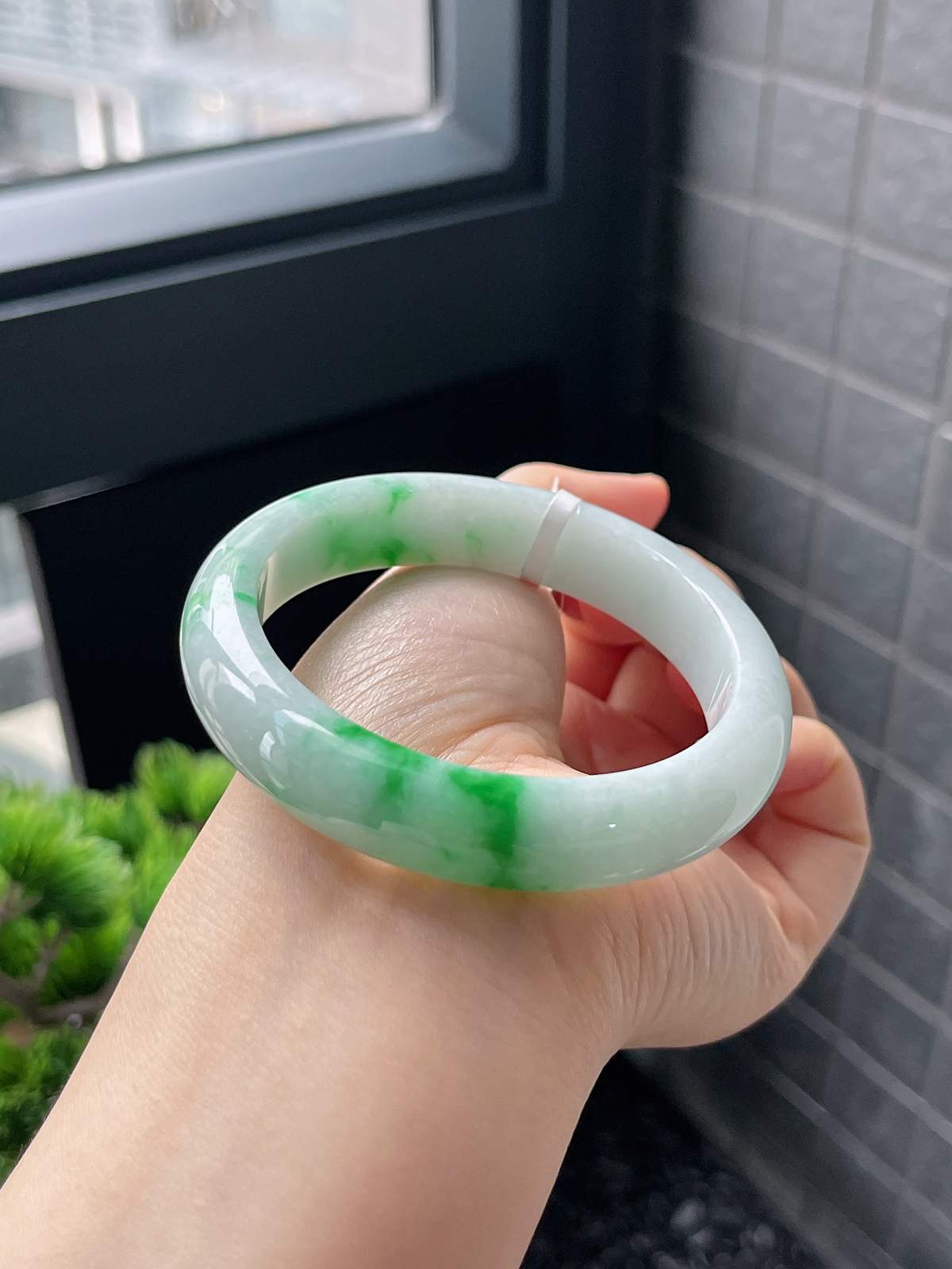 正圈56.8圈口，翡翠糯化种飘绿手镯