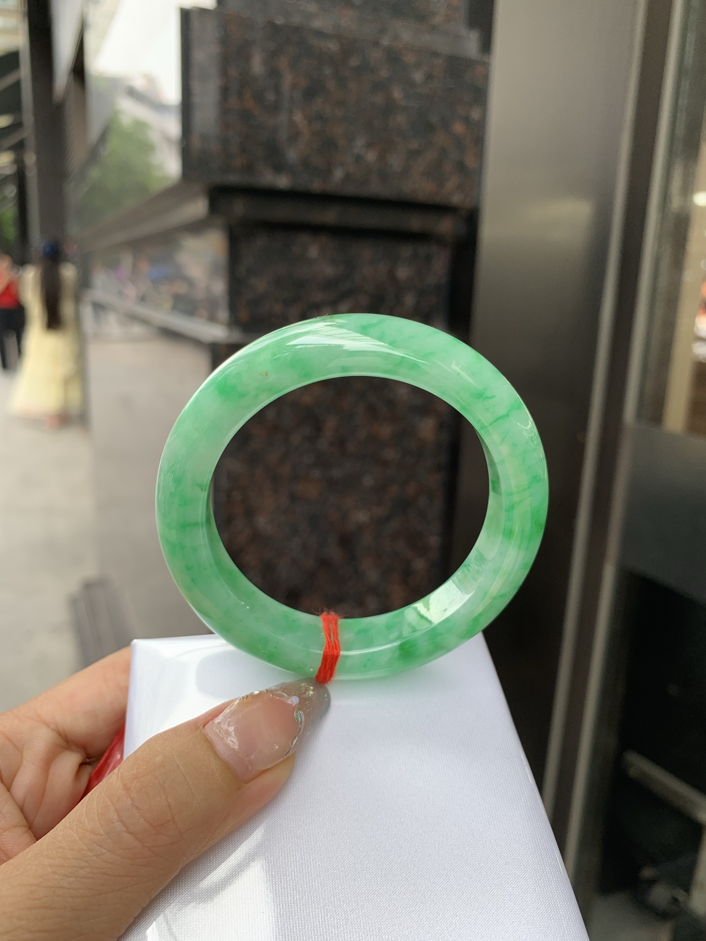 满绿正圈 51.9-8.7-11.8 0512-563-9671 打灯细纹，微底妆水润，满圈阳绿鲜艳青翠，色泽均匀分布，举手投足之间散发出来的贵气感