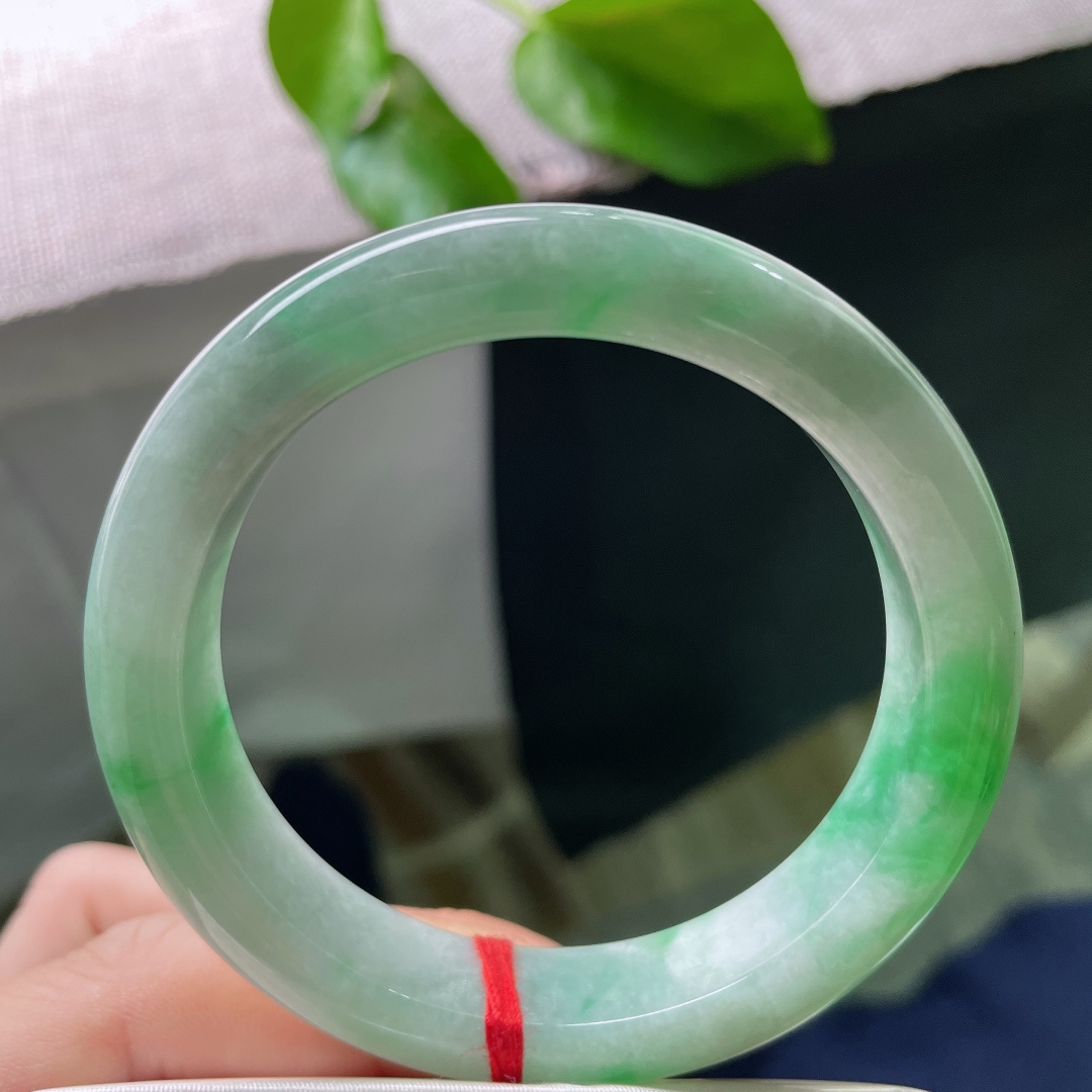 54.8/12.1/8.2，飘绿正圈，水头好，人间万千色，偏爱翡翠这一缕飘绿。棉感，皮纹，ss52563a