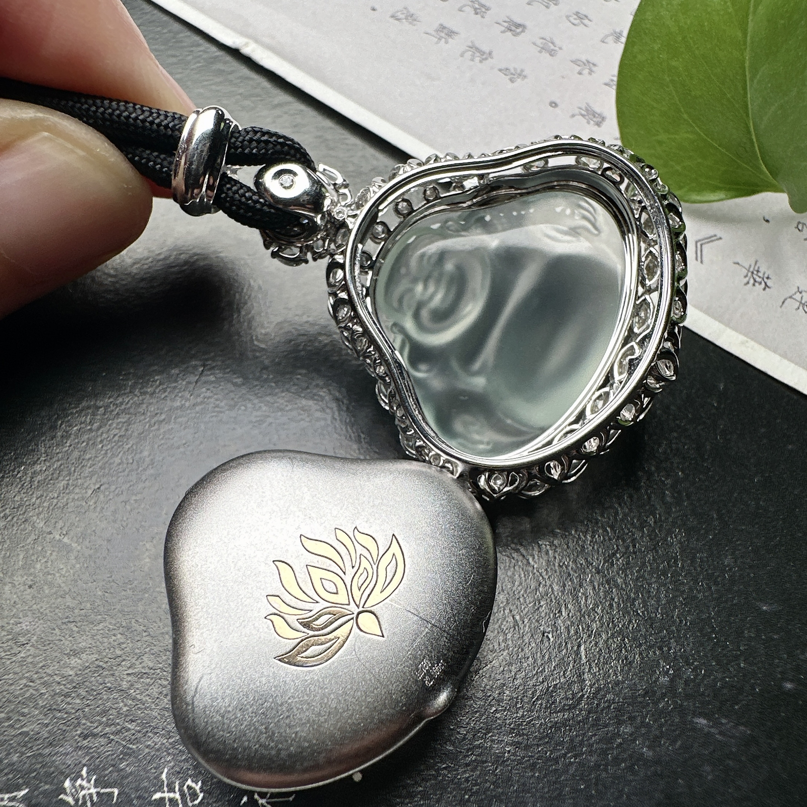 【玻璃种佛公吊坠】种水上乘，晶莹剔透，纯净通透，莹光感很强，18k金钻镶嵌，裸石尺寸24.1*29.3*5.6毫米