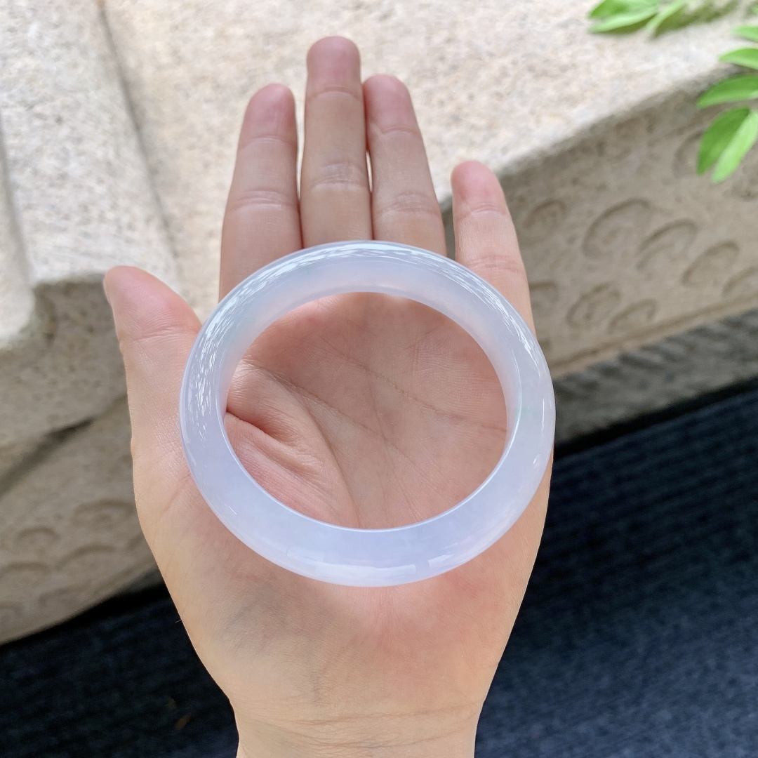 正圈54 55 圈口54.8/12/8.3 编码A3051365 描述糯冰淡紫色，水润，种老，细腻，无裂