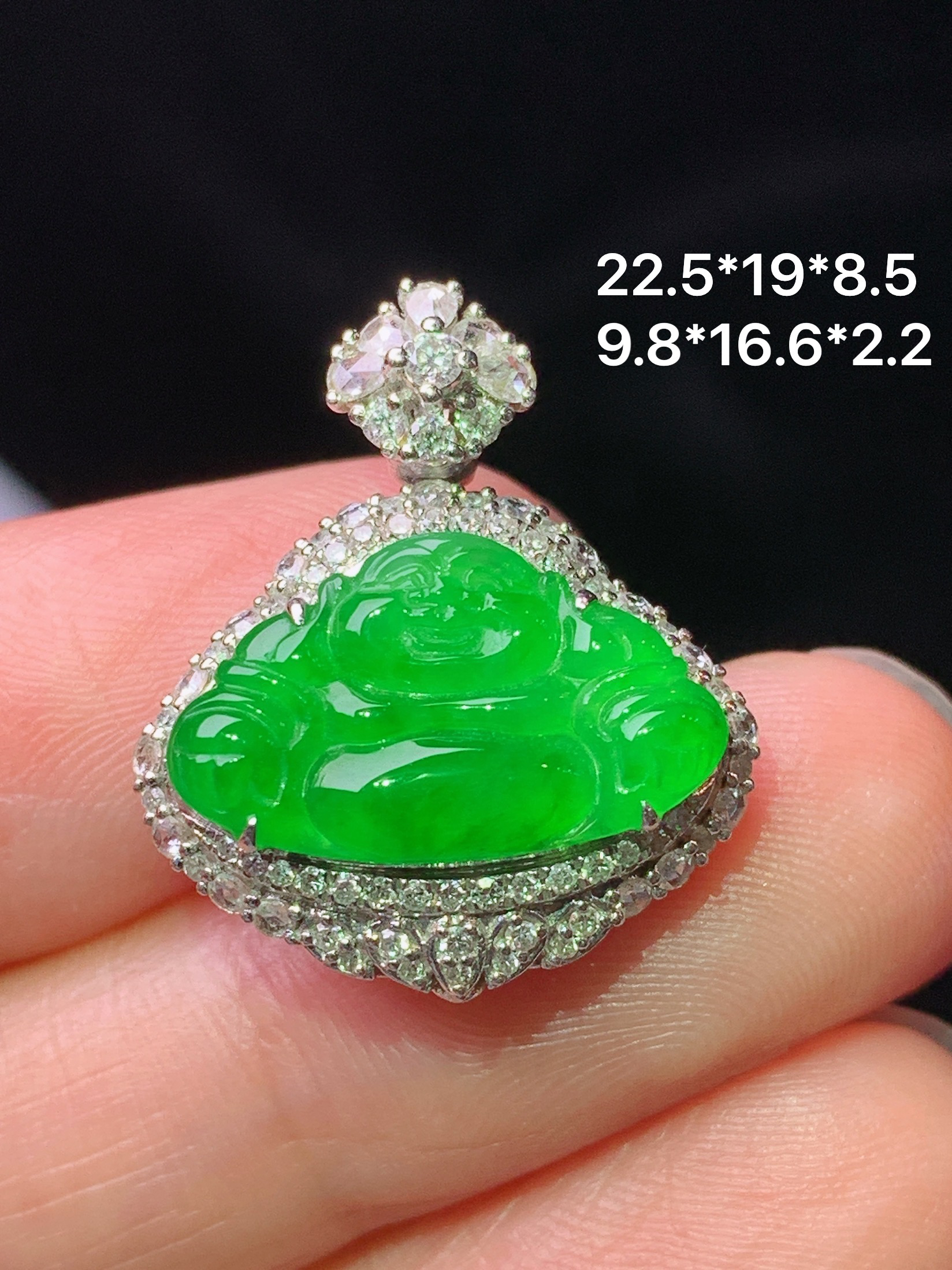 18k金钻镶嵌冰阳绿佛公吊坠 玉质细腻 色泽艳丽清新 水润亮眼 整体尺寸22.5*19*8.5 s2