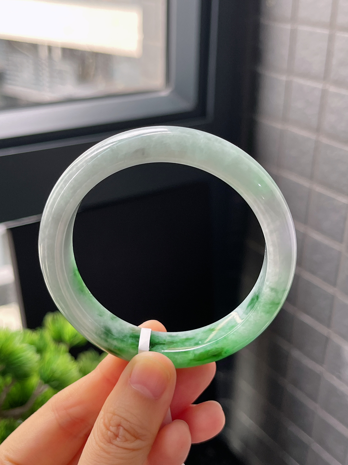 正圈56.6圈口，翡翠糯化种飘绿手镯