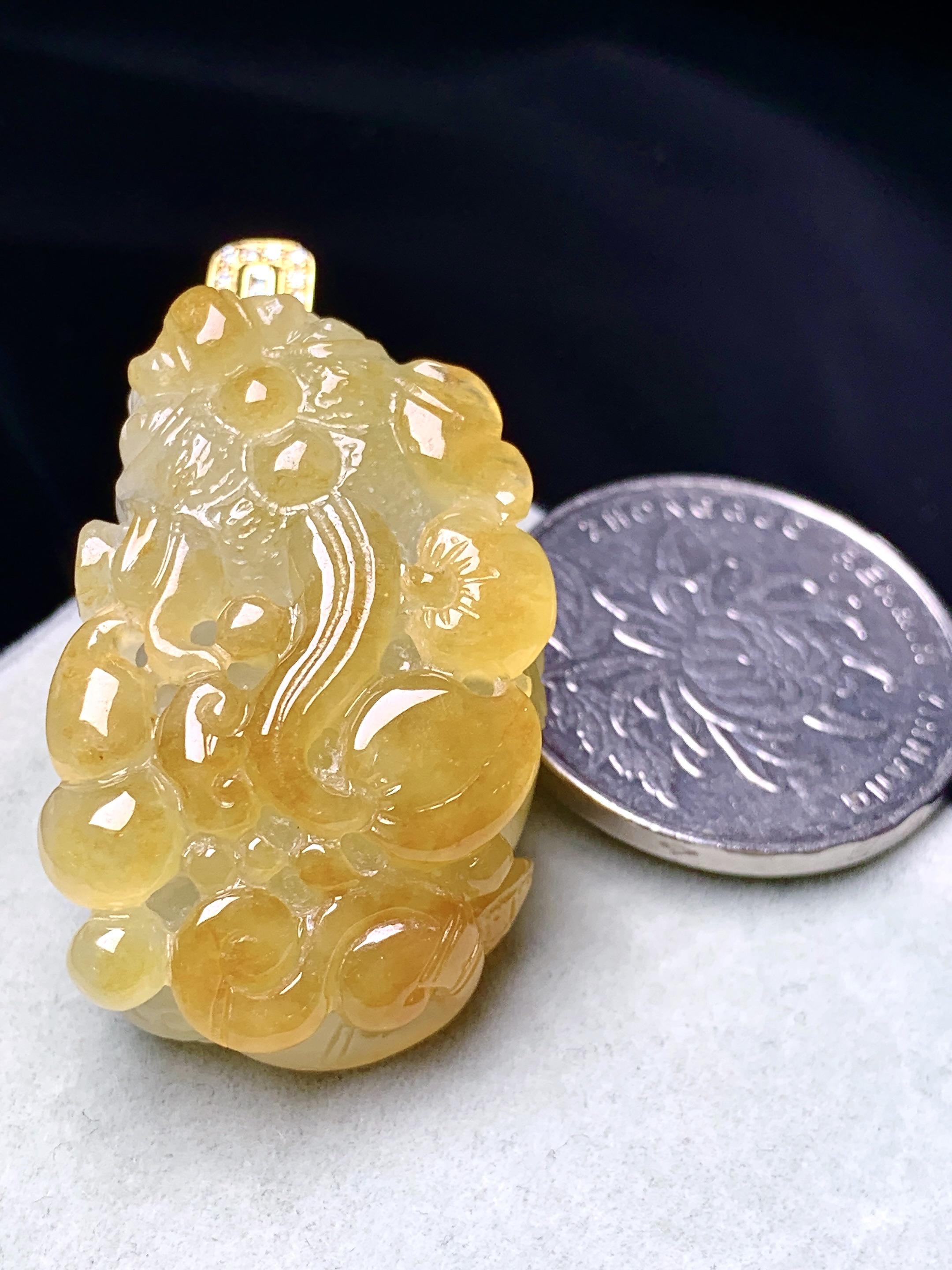 18k金钻镶嵌黄翡貔貅吊坠 玉质细腻 色泽艳丽清新 水润亮眼 整体尺寸42.3*22.8*14.5 b1