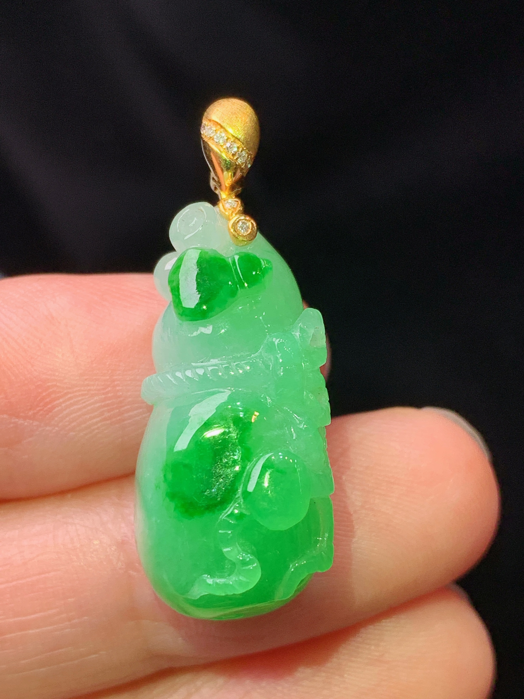 18k金镶嵌飘绿仿古葫芦吊坠 玉质细腻 色泽艳丽清新 水润亮眼 整体尺寸31.6*11.2*12 b