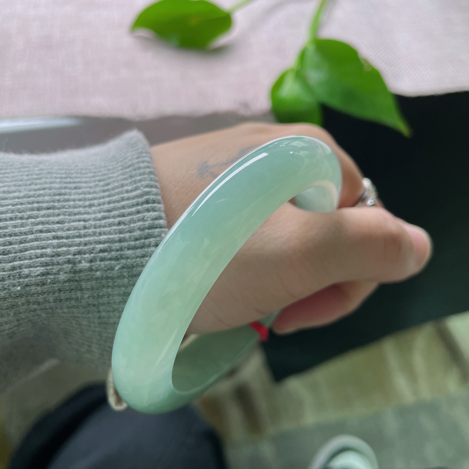 56.1/11.9/8.9，葡萄肉正圈，种老，清甜不张扬，冰润透心凉，越戴越水灵。ss52679a..