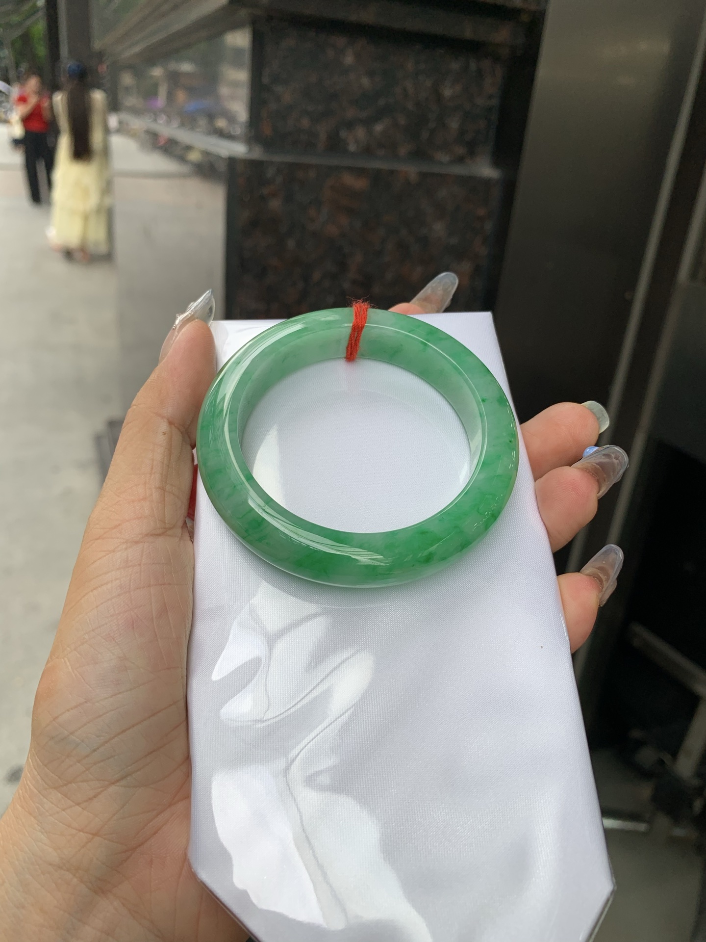 满绿正圈 51.9-8.7-11.8 0512-563-9671 打灯细纹，微底妆水润，满圈阳绿鲜艳青翠，色泽均匀分布，举手投足之间散发出来的贵气感
