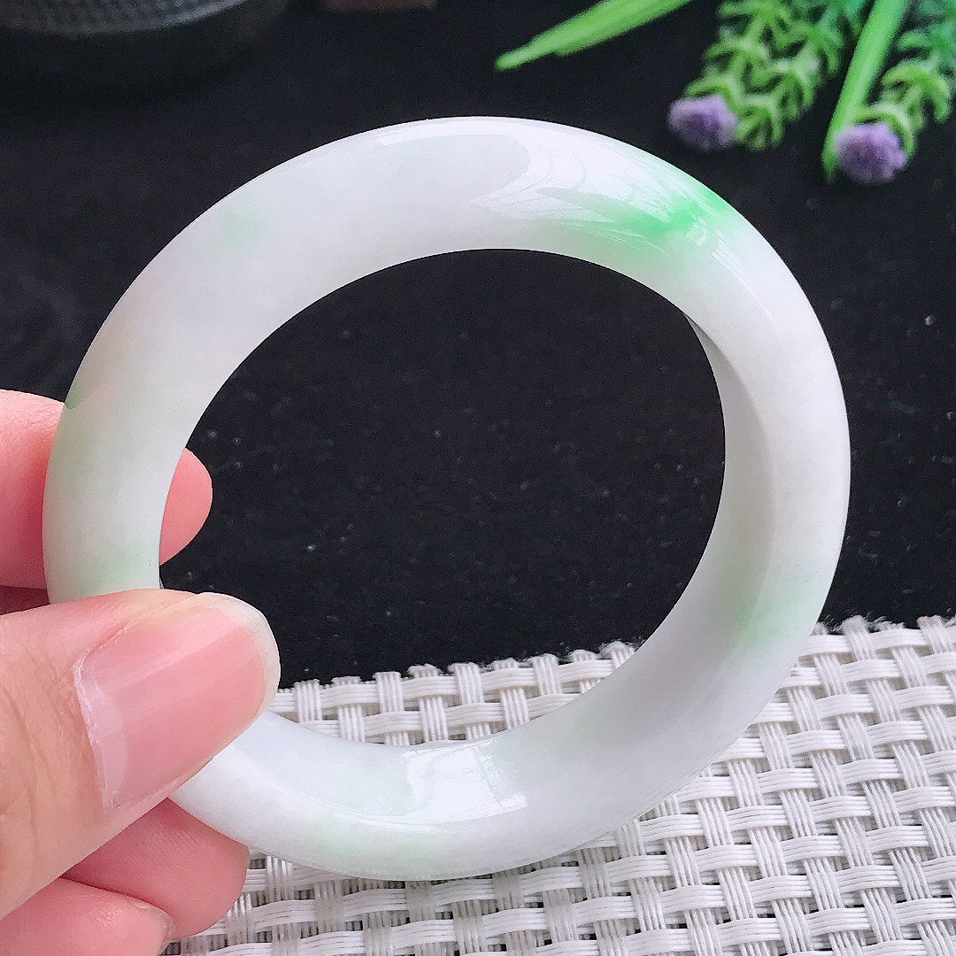 实拍a货翡翠53/14.6/9平安镯老坑精美白底青手镯飘绿玉手镯