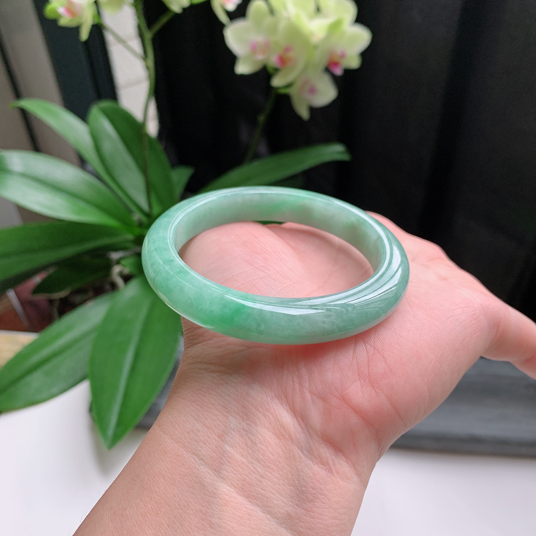 正圈56圈口，天然A货翡翠冰糯种水润果绿玉手镯，水润秀丽，飘花灵动，种水十足，视觉甜美可人，恰到好处的美，十分高雅耐看，条形优美，上手优雅大方。50.66