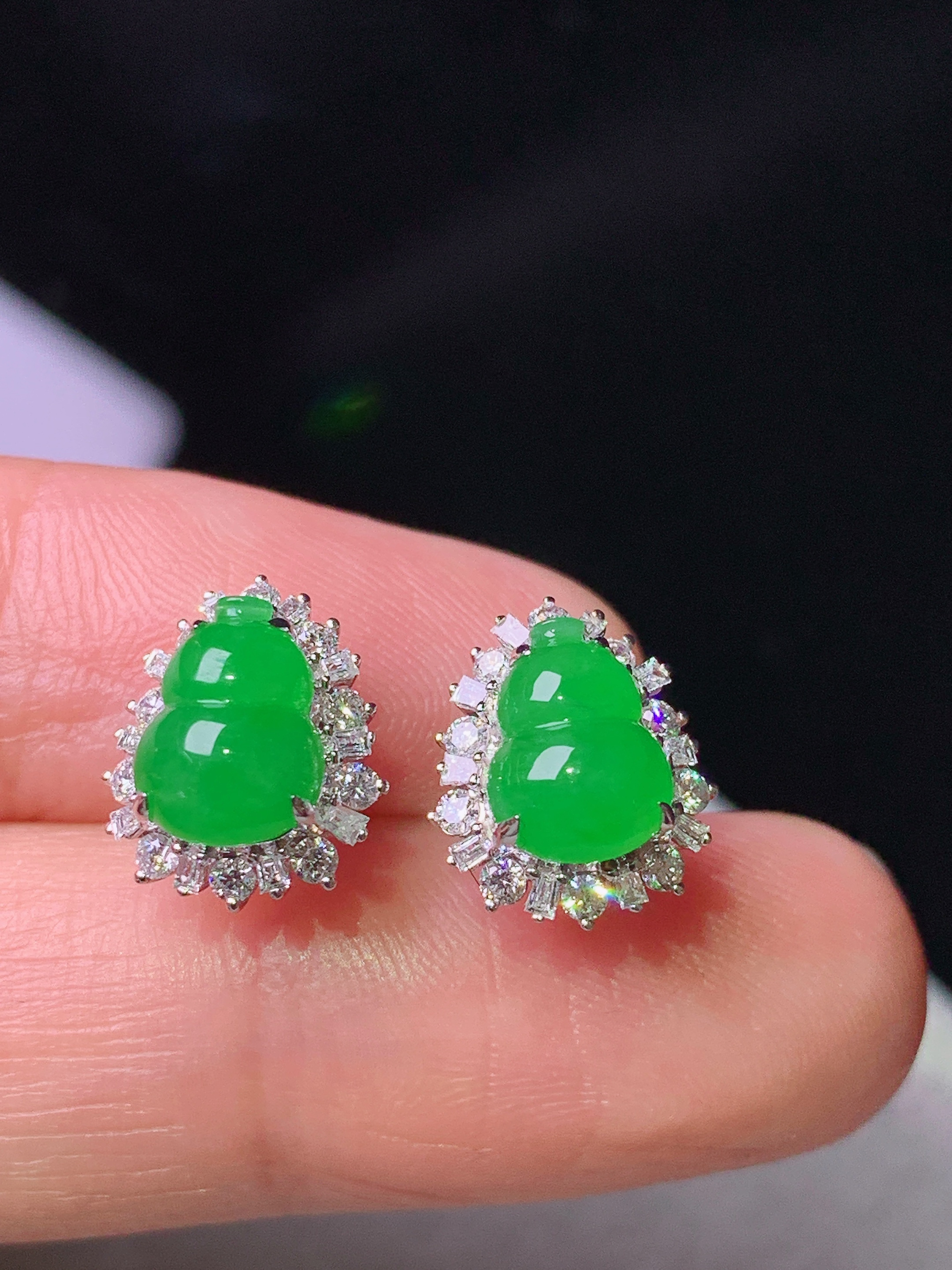 18k金钻镶嵌满绿葫芦耳钉 玉质细腻 色泽艳丽清新 水润亮眼 整体尺寸11.5*9.8*6.6 h1