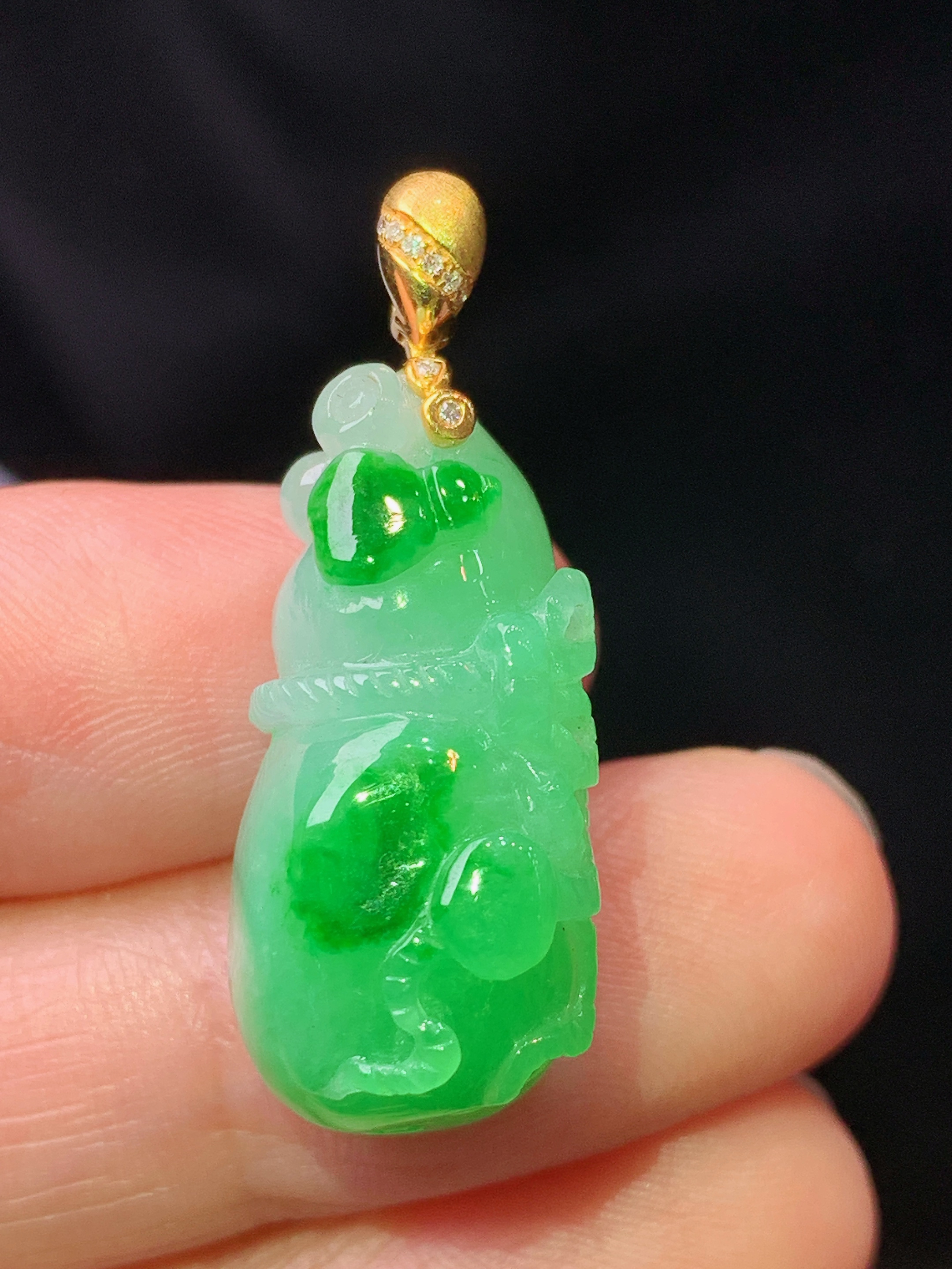 18k金镶嵌飘绿仿古葫芦吊坠 玉质细腻 色泽艳丽清新 水润亮眼 整体尺寸31.6*11.2*12 b1