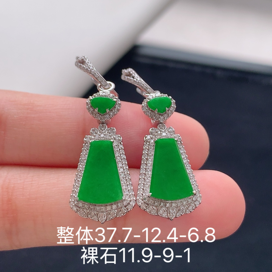 超值 27000 阳绿无事牌耳坠。翠色明媚，冰润底子细腻，佩戴优雅时尚 货号45510，37.7-