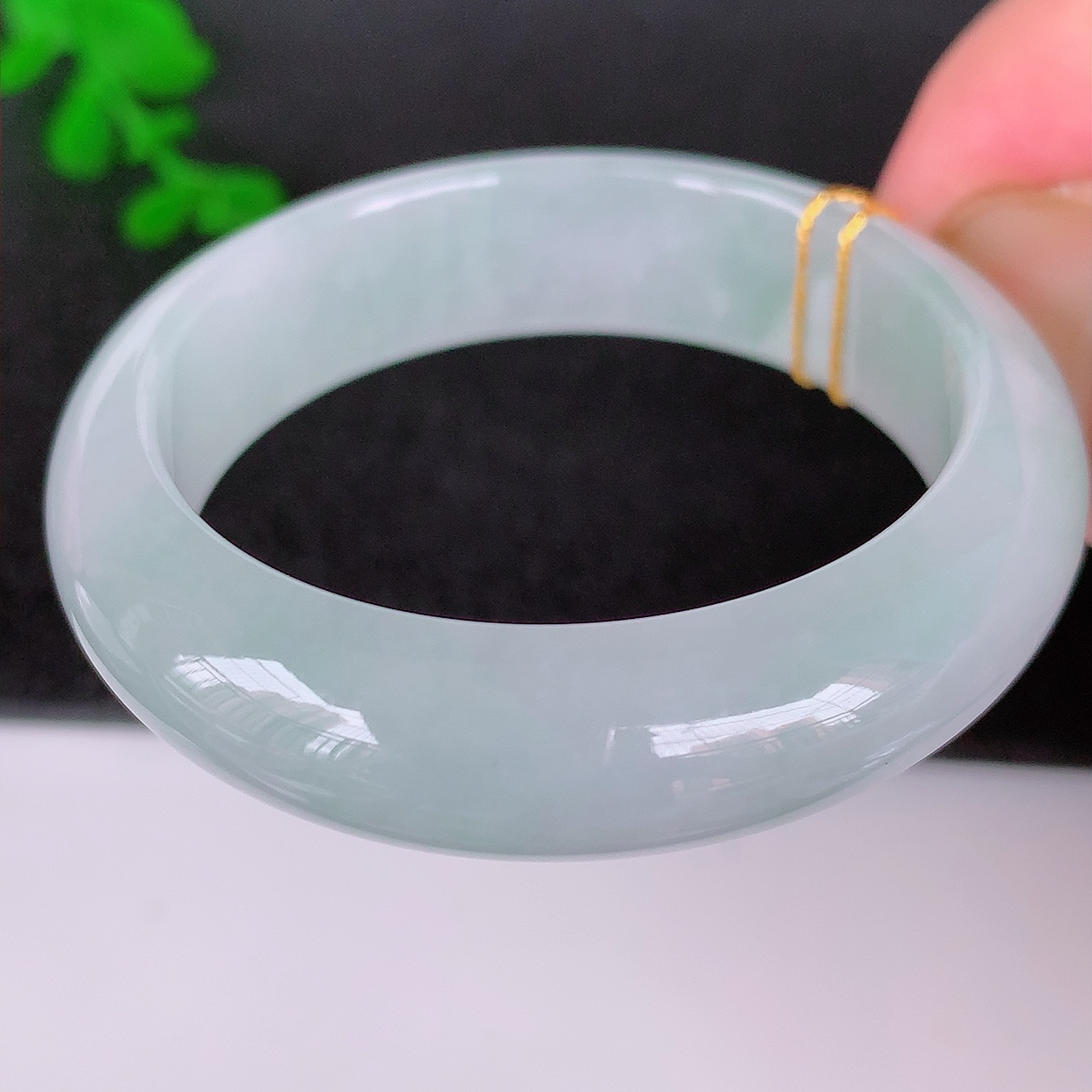 自然光实拍，冰飘花翡翠平安环吊坠，翡翠平安扣，平安是福；冰透，很美的料子，39小圈口手镯，佩戴优雅迷