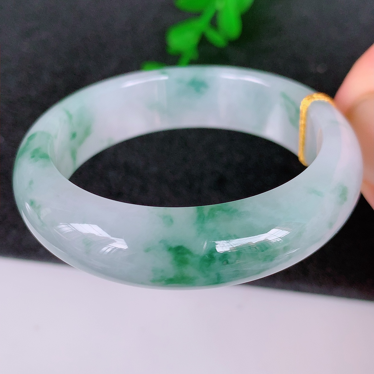 自然光实拍，冰飘花翡翠平安环吊坠，翡翠平安扣，平安是福；冰透，很美的料子，40小圈口手镯，佩戴优雅迷人！#15.14尺寸52-11-6