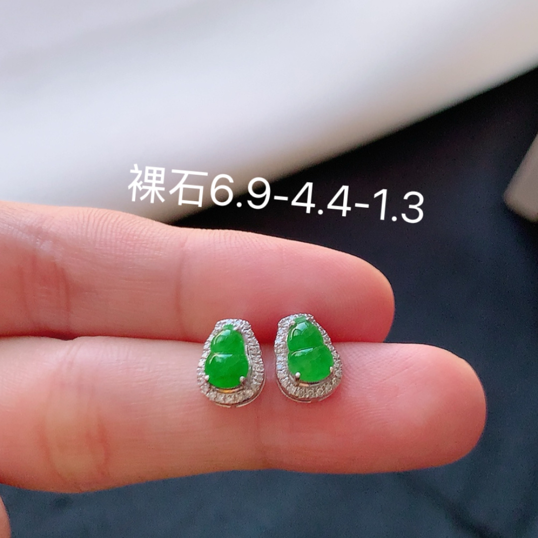 超值 10600 阳绿葫芦耳钉。翠色明媚，底子细腻莹润，佩戴简单大方 货号75511，6.9-4.