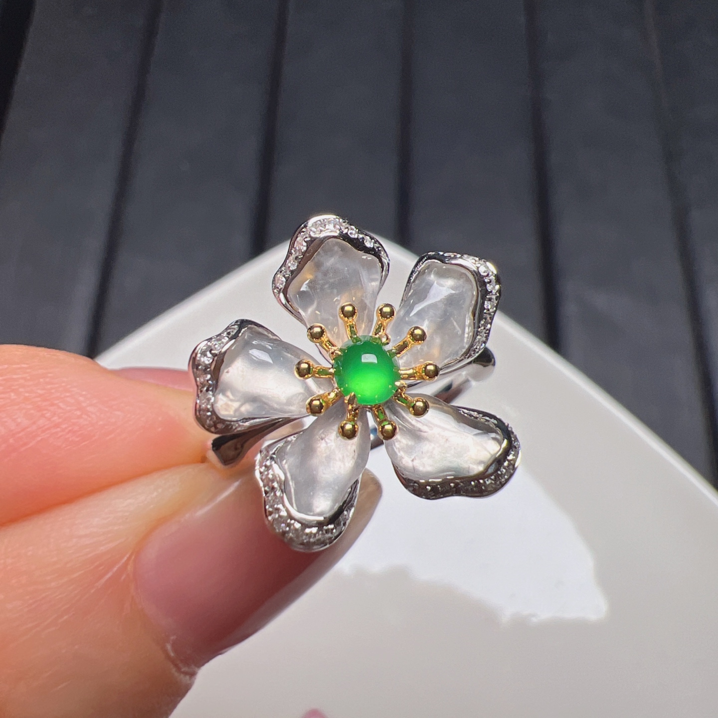 ️18k金钻石镶嵌冰种起荧光大花花戒指高端精品天然A货翡翠 65.5-4.8 17.5-17-6.8