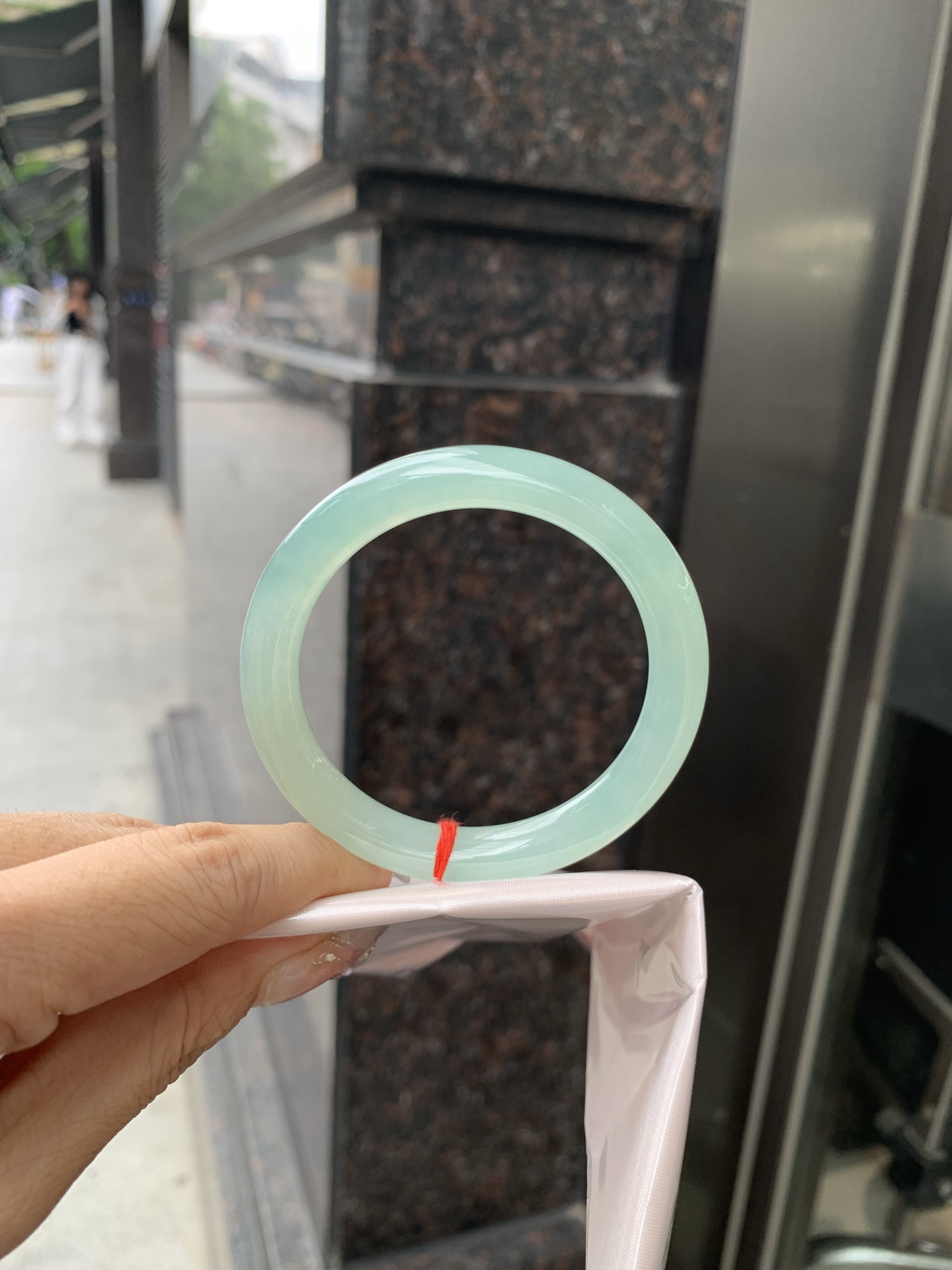 冰晴绿美人条 52-8.2-8.7 0512-N703 打灯棉絮，底妆冰润，满圈淡雅晴绿，像初春嫩芽落入清泉，均匀柔和，抬眼就是一片宁静感