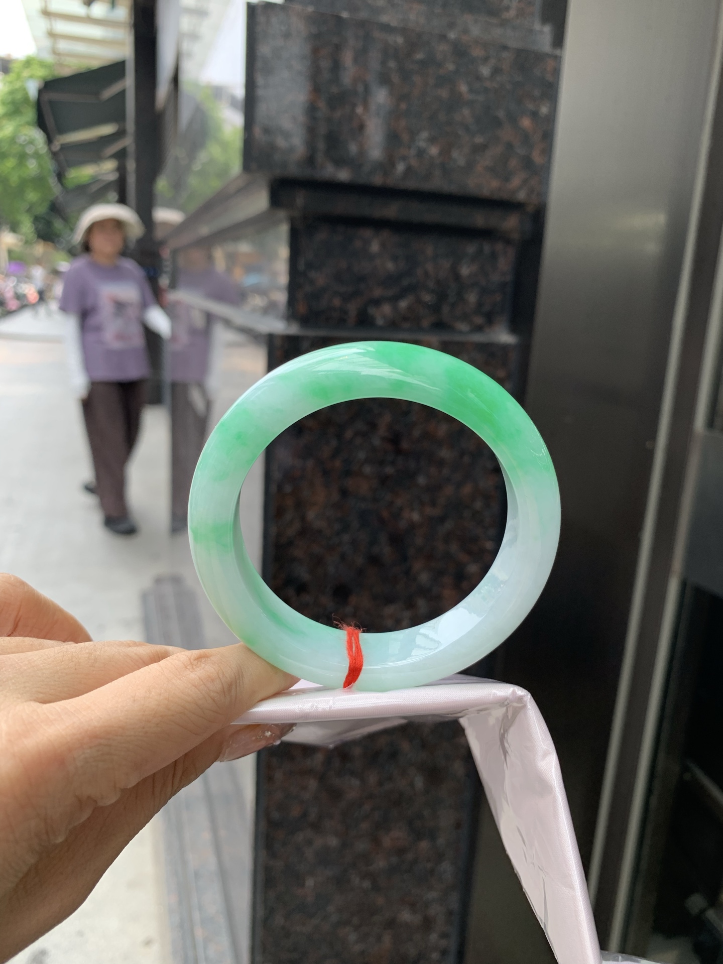 白底青阳绿正圈 60-9.7-14.6 0512-N705 打灯细纹，半圈阳绿花点缀腕间风华，干净纯净的底色上，一抹翠色肆意流淌，宛如春日里的繁华盛景
