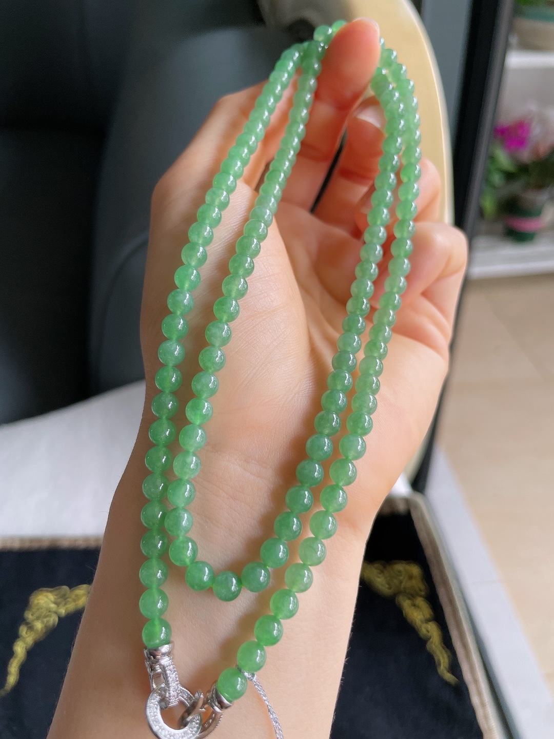 ️缅甸天然翡翠A货，冰满绿油绿珠链，尺寸：5mm128颗。【编4155】