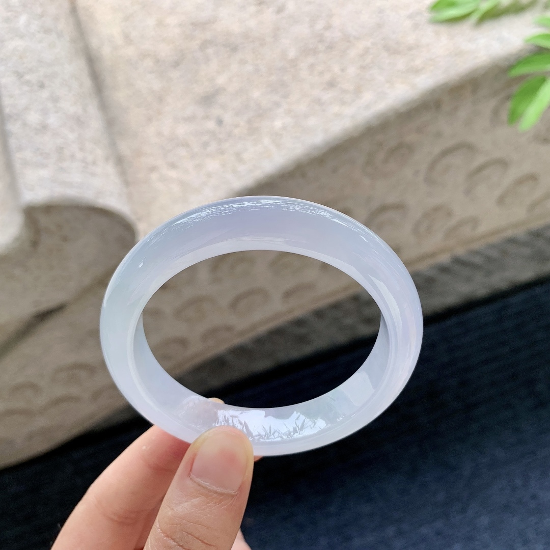 正圈54 55 圈口54.8/12/8.3 编码A3051365 描述糯冰淡紫色，水润，种老，细腻，无裂