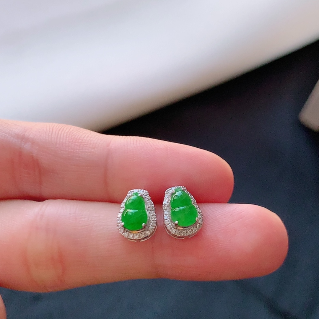 超值 10600 阳绿葫芦耳钉。翠色明媚，底子细腻莹润，佩戴简单大方 货号75511，6.9-4.