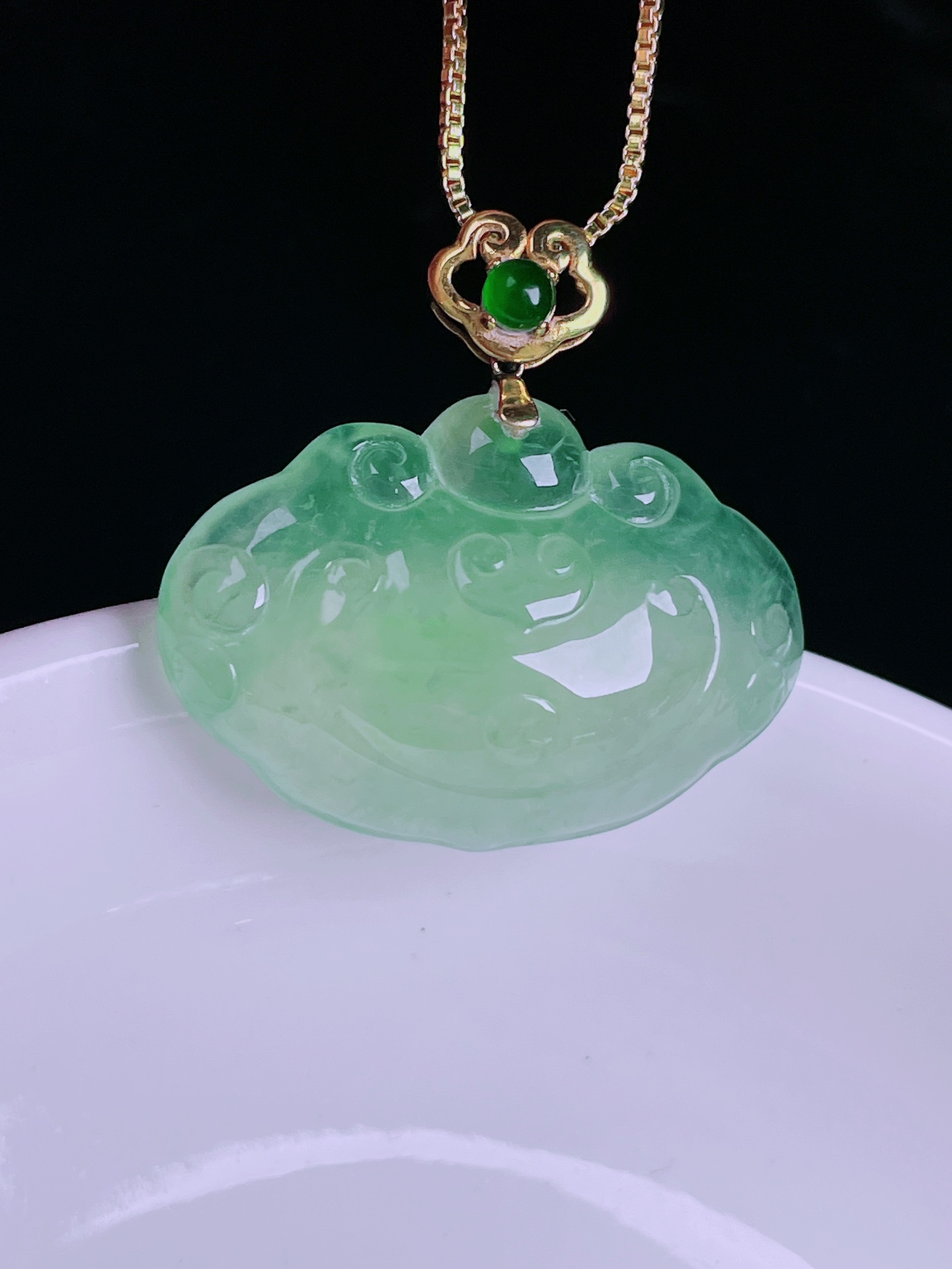 ️冰绿如意，老种起光，细底通透，尺寸：26。19.2/27.3/8mm0512