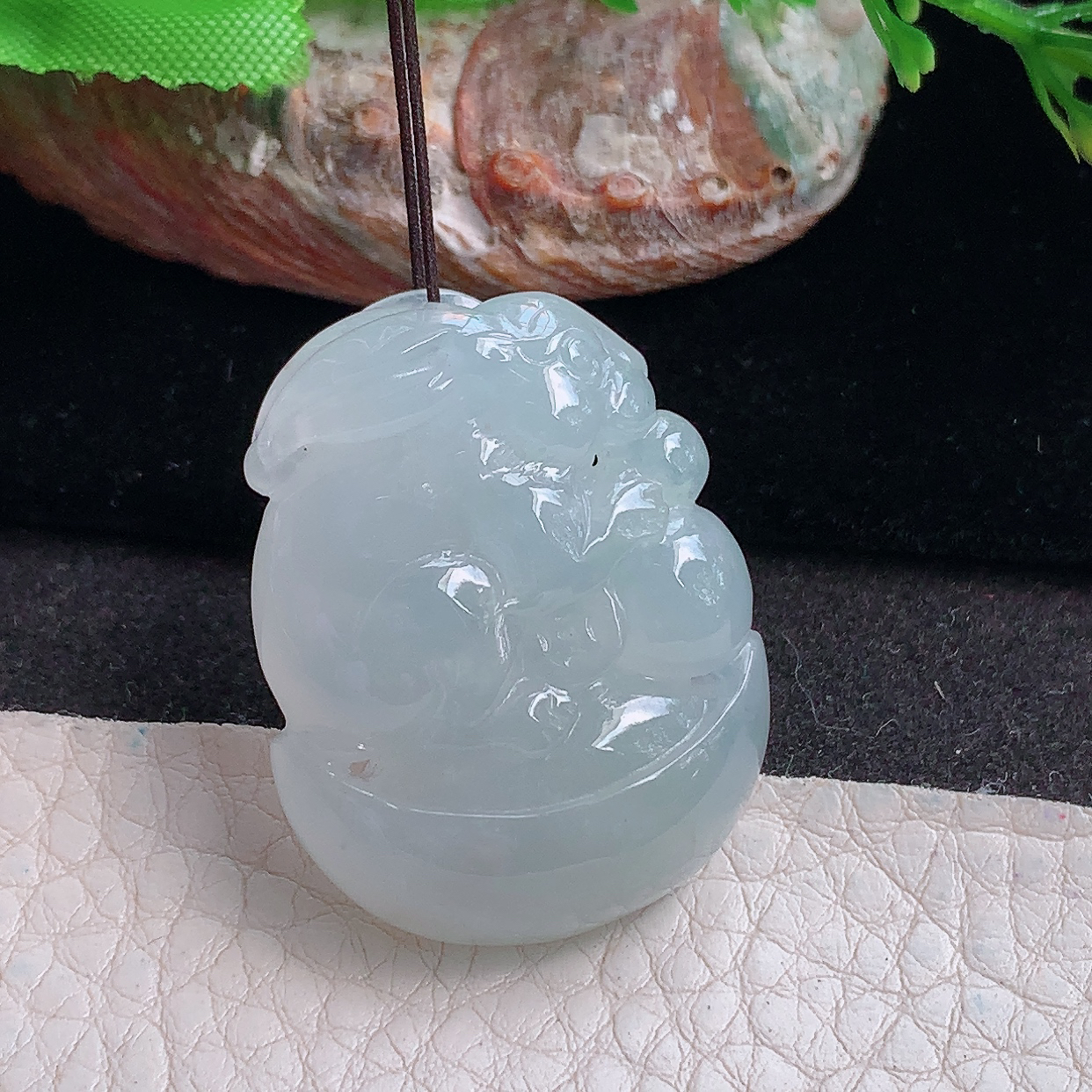 lz实拍34.8*26.8*11缅甸翡翠精雕冰胶饱满招财兔 生肖兔玉吊坠 玉挂件
