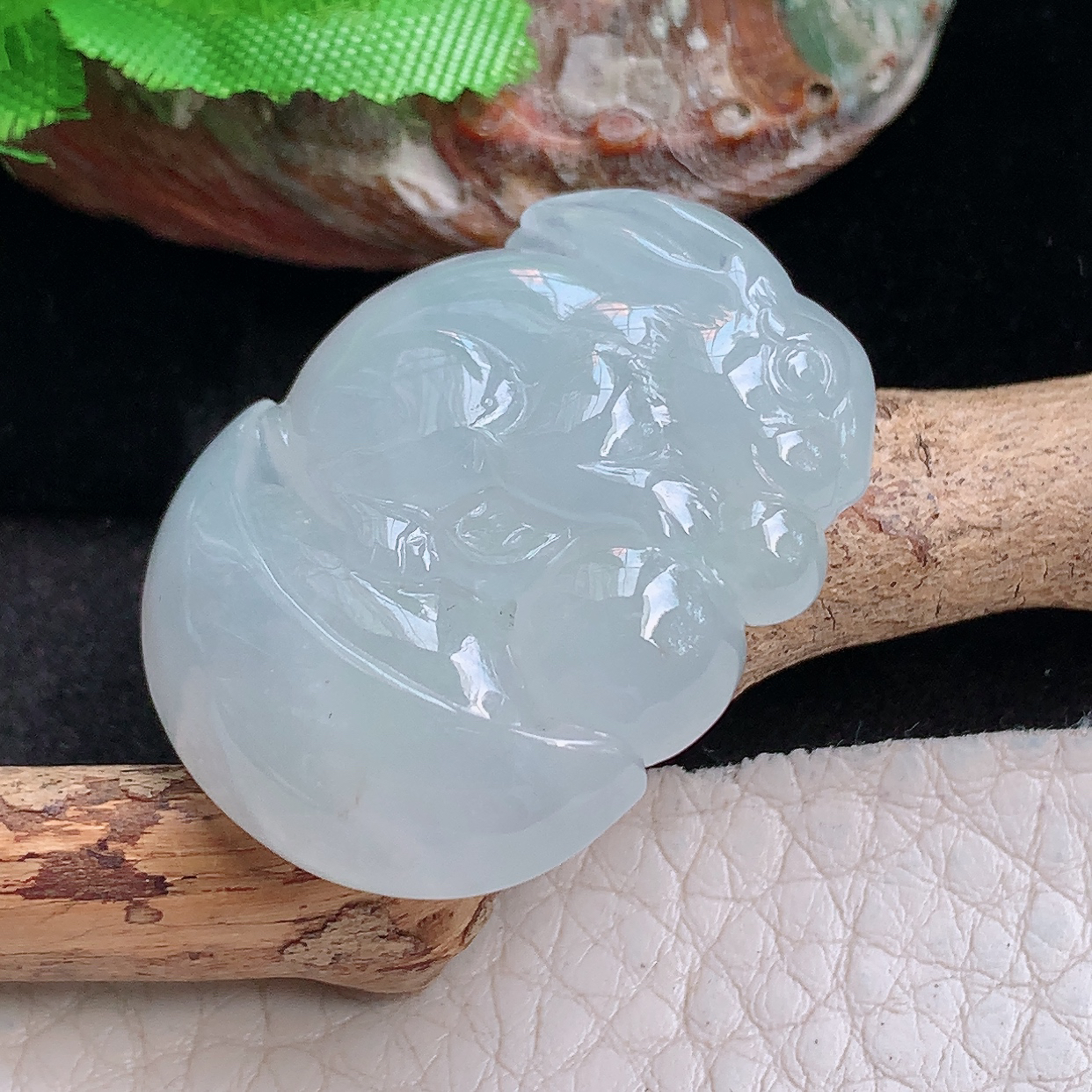 lz实拍34.8*26.8*11缅甸翡翠精雕冰胶饱满招财兔 生肖兔玉吊坠 玉挂件