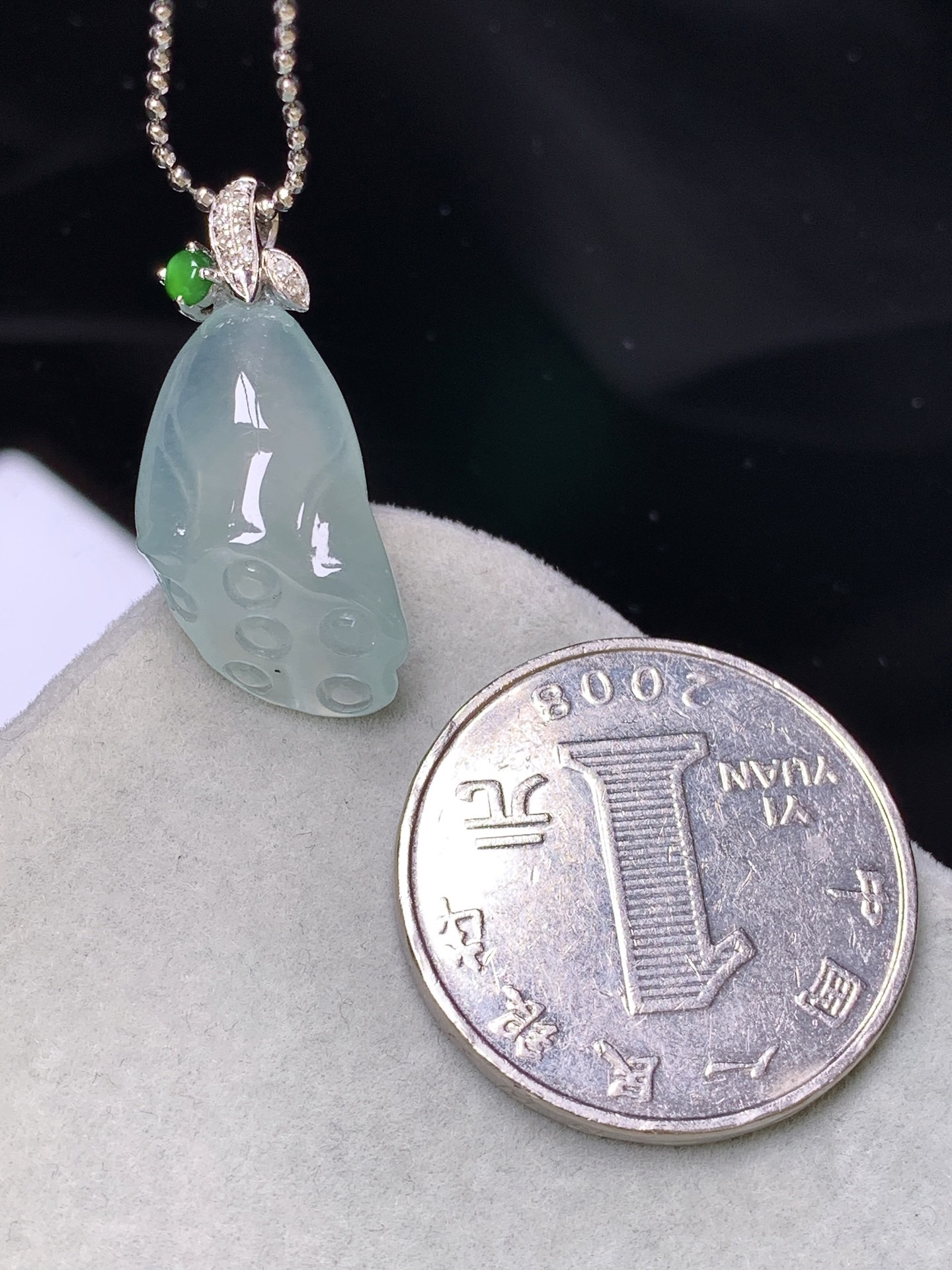 18k金钻镶嵌冰种莲蓬吊坠 玉质细腻 色泽艳丽清新 水润亮眼 整体尺寸27*12*8 yz