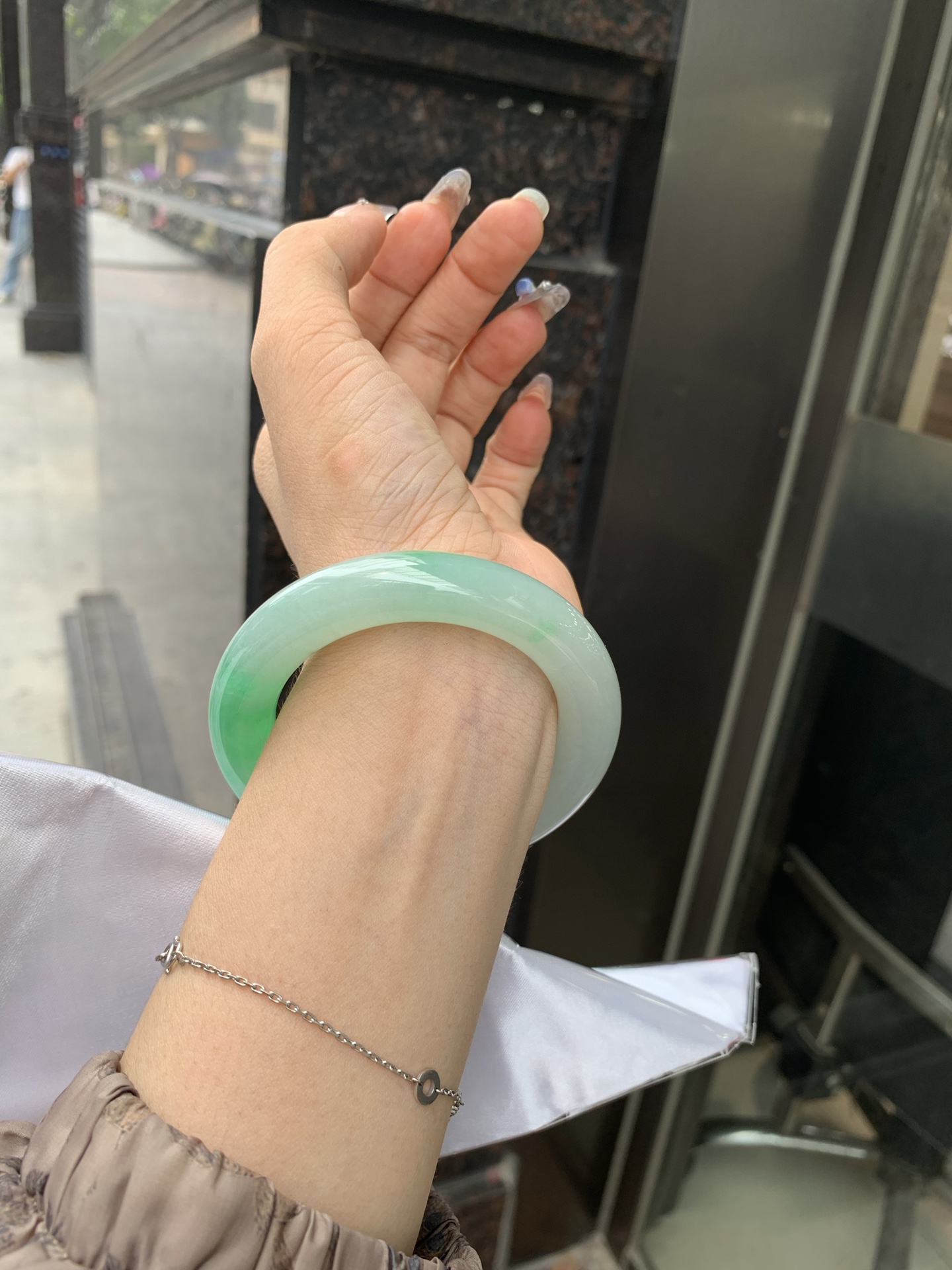 白底青阳绿圆条 53-11.3-11.5 0512-563-9963 打灯细纹，半圈阳绿花点缀腕间风华，干净纯净的底色上，一抹翠色肆意流淌，宛如春日里的繁华盛景