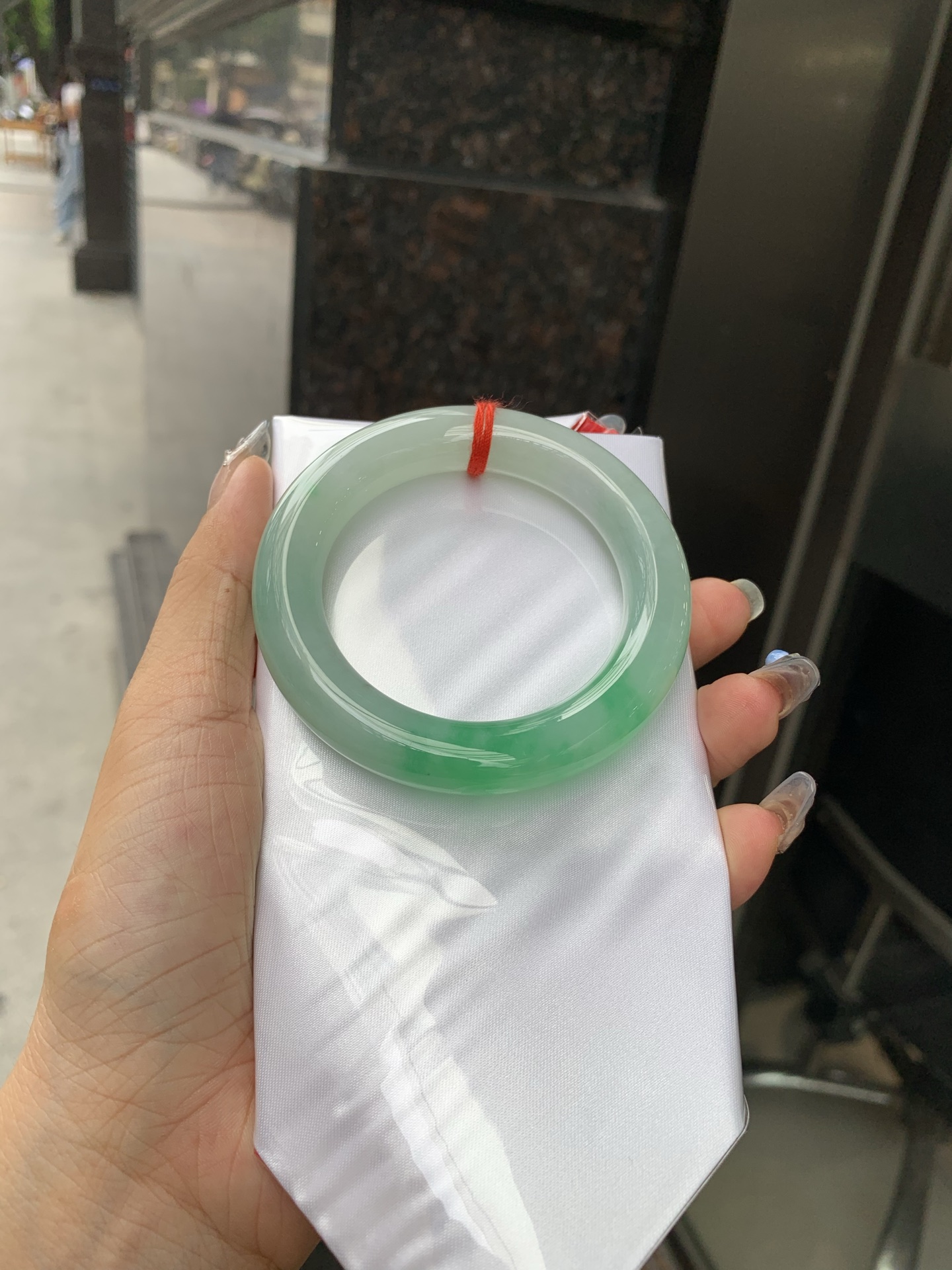 白底青阳绿圆条 53-11.3-11.5 0512-563-9963 打灯细纹，半圈阳绿花点缀腕间风华，干净纯净的底色上，一抹翠色肆意流淌，宛如春日里的繁华盛景