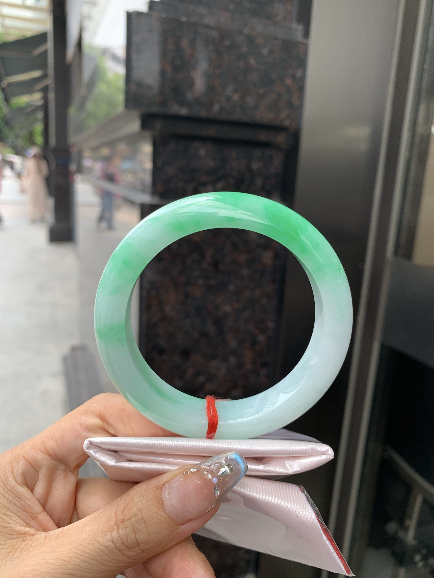 白底青阳绿正圈 60-9.7-14.6 0512-N705 打灯细纹，半圈阳绿花点缀腕间风华，干净纯